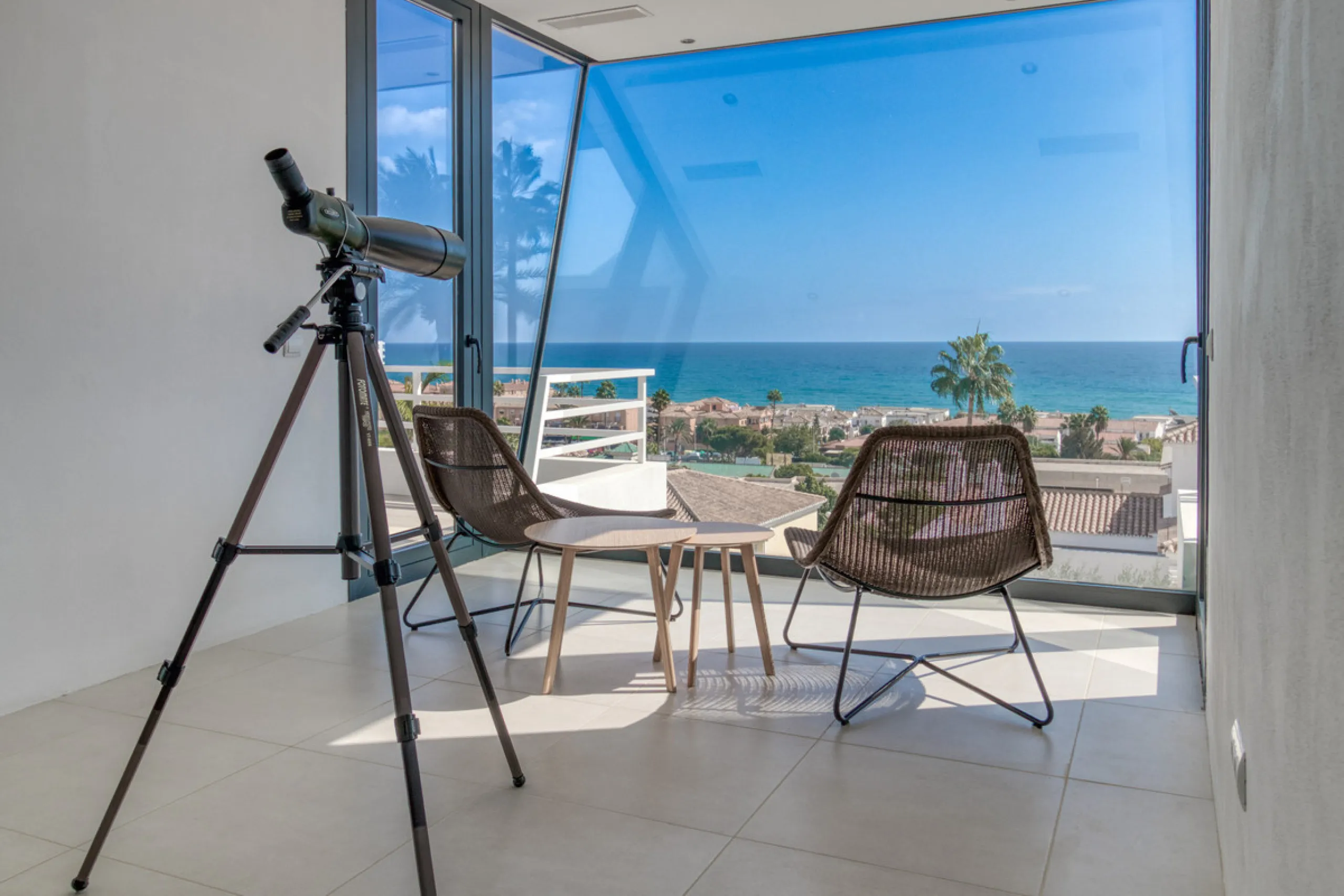 Villa for sale in , Mijas Costa with 4 bedrooms, 3 bathrooms, 1 toilet and with orientation south, with private swimming pool, private garage and private garden. Regarding property dimensions, it has 405 m² built and 963 m² plot. Has the following facilit