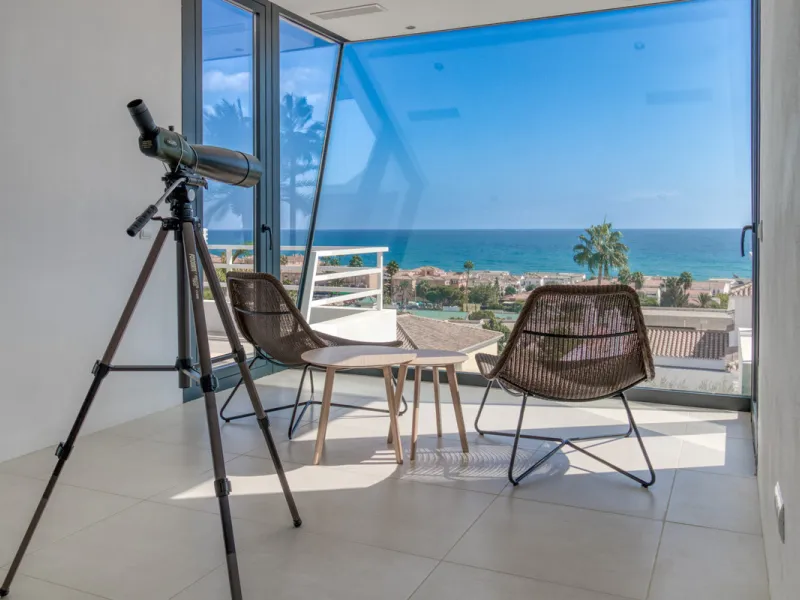 Villa for sale in , Mijas Costa with 4 bedrooms, 3 bathrooms, 1 toilet and with orientation south, with private swimming pool, private garage and private garden. Regarding property dimensions, it has 405 m² built and 963 m² plot. Has the following facilit