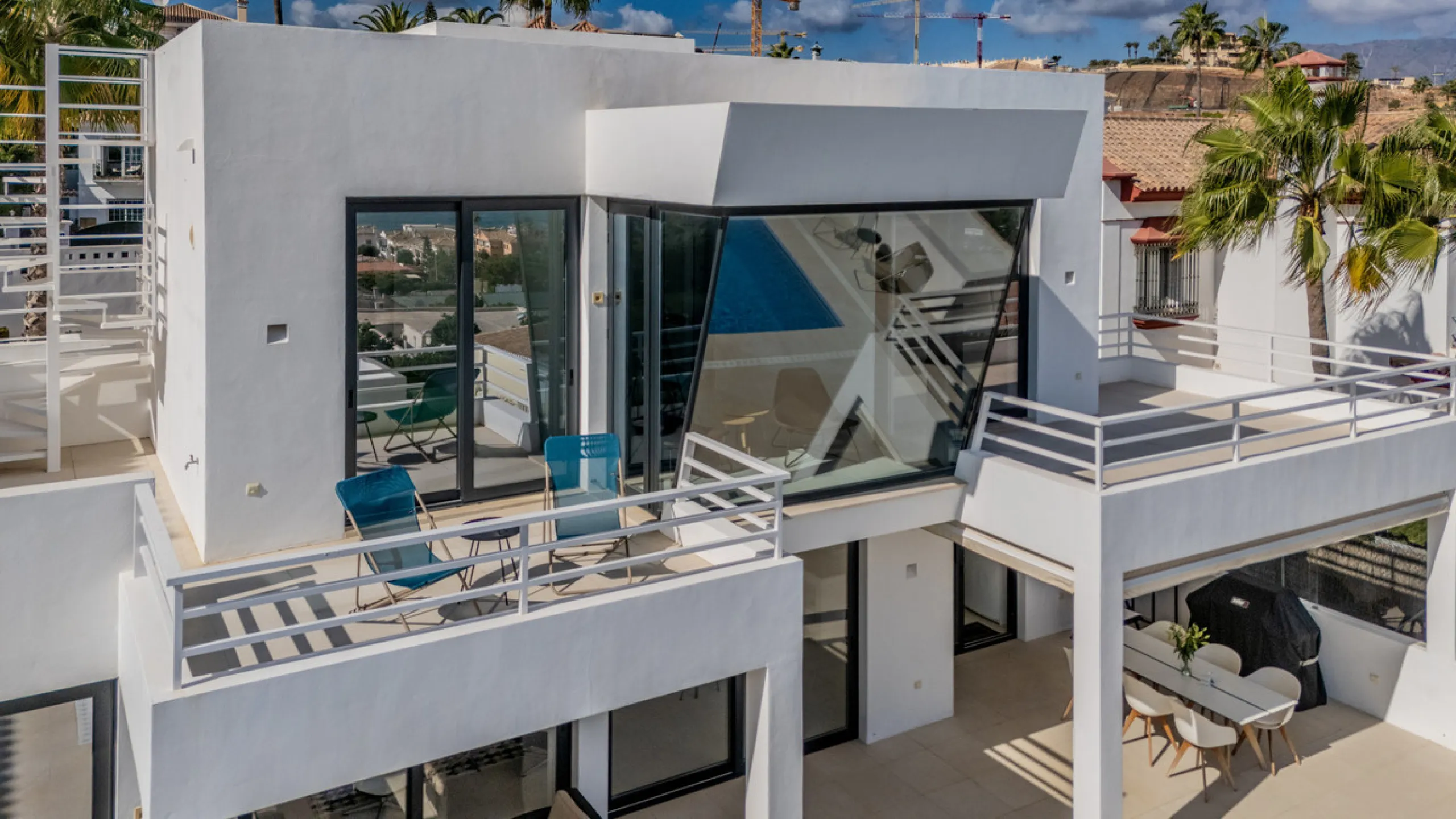 Villa for sale in , Mijas Costa with 4 bedrooms, 3 bathrooms, 1 toilet and with orientation south, with private swimming pool, private garage and private garden. Regarding property dimensions, it has 405 m² built and 963 m² plot. Has the following facilit
