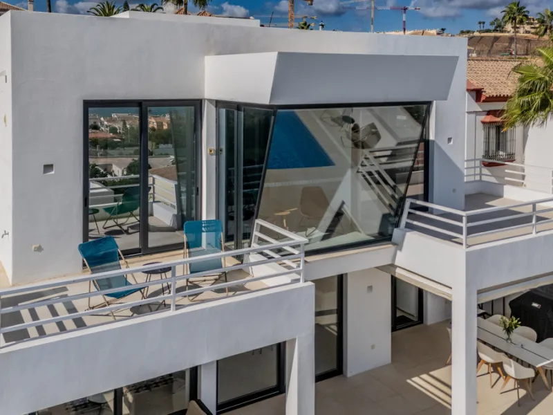 Villa for sale in , Mijas Costa with 4 bedrooms, 3 bathrooms, 1 toilet and with orientation south, with private swimming pool, private garage and private garden. Regarding property dimensions, it has 405 m² built and 963 m² plot. Has the following facilit