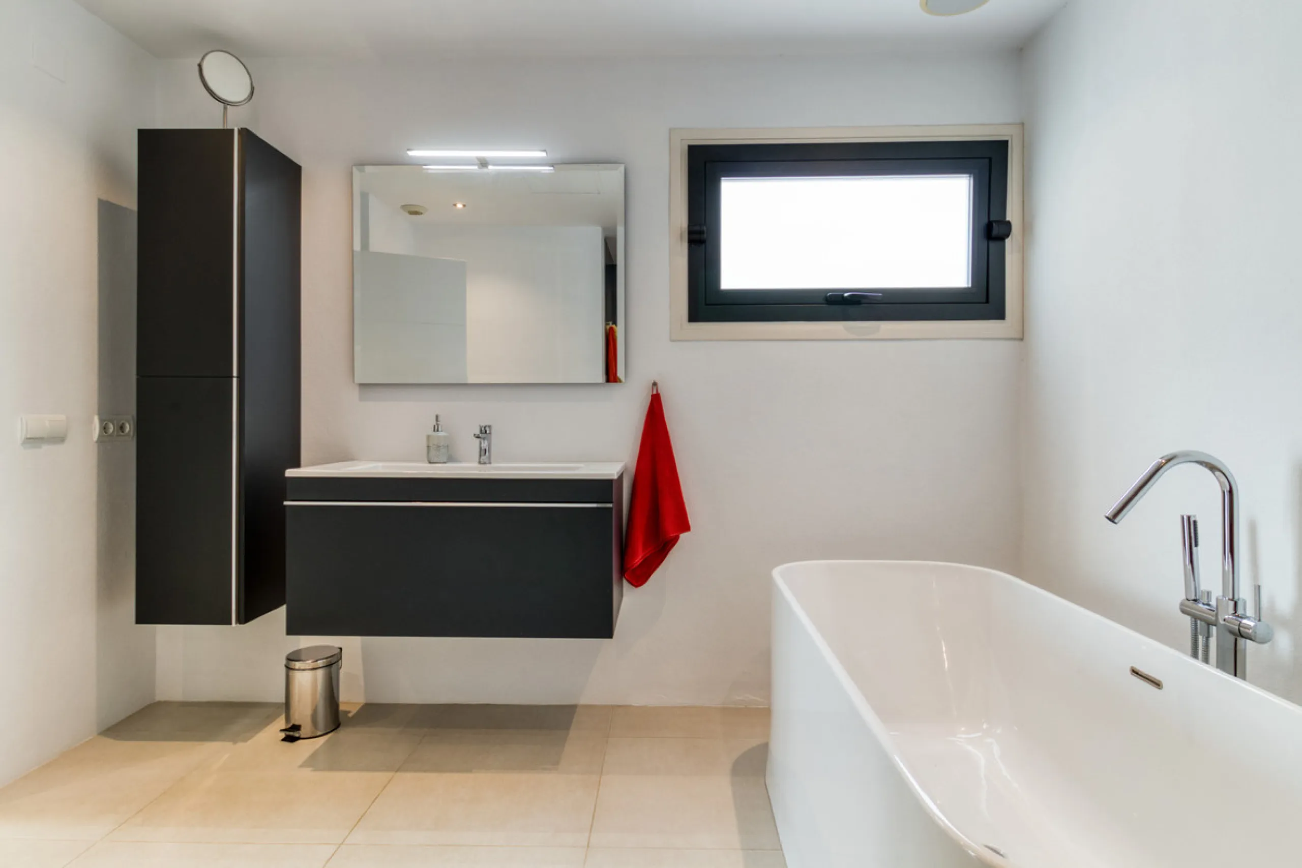 Villa for sale in , Mijas Costa with 4 bedrooms, 3 bathrooms, 1 toilet and with orientation south, with private swimming pool, private garage and private garden. Regarding property dimensions, it has 405 m² built and 963 m² plot. Has the following facilit