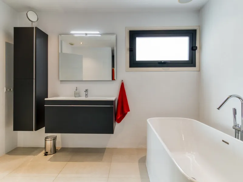 Villa for sale in , Mijas Costa with 4 bedrooms, 3 bathrooms, 1 toilet and with orientation south, with private swimming pool, private garage and private garden. Regarding property dimensions, it has 405 m² built and 963 m² plot. Has the following facilit
