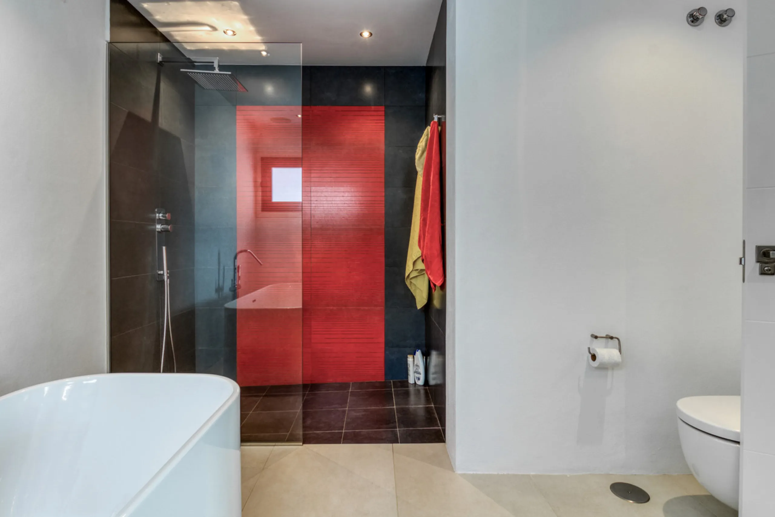 Villa for sale in , Mijas Costa with 4 bedrooms, 3 bathrooms, 1 toilet and with orientation south, with private swimming pool, private garage and private garden. Regarding property dimensions, it has 405 m² built and 963 m² plot. Has the following facilit