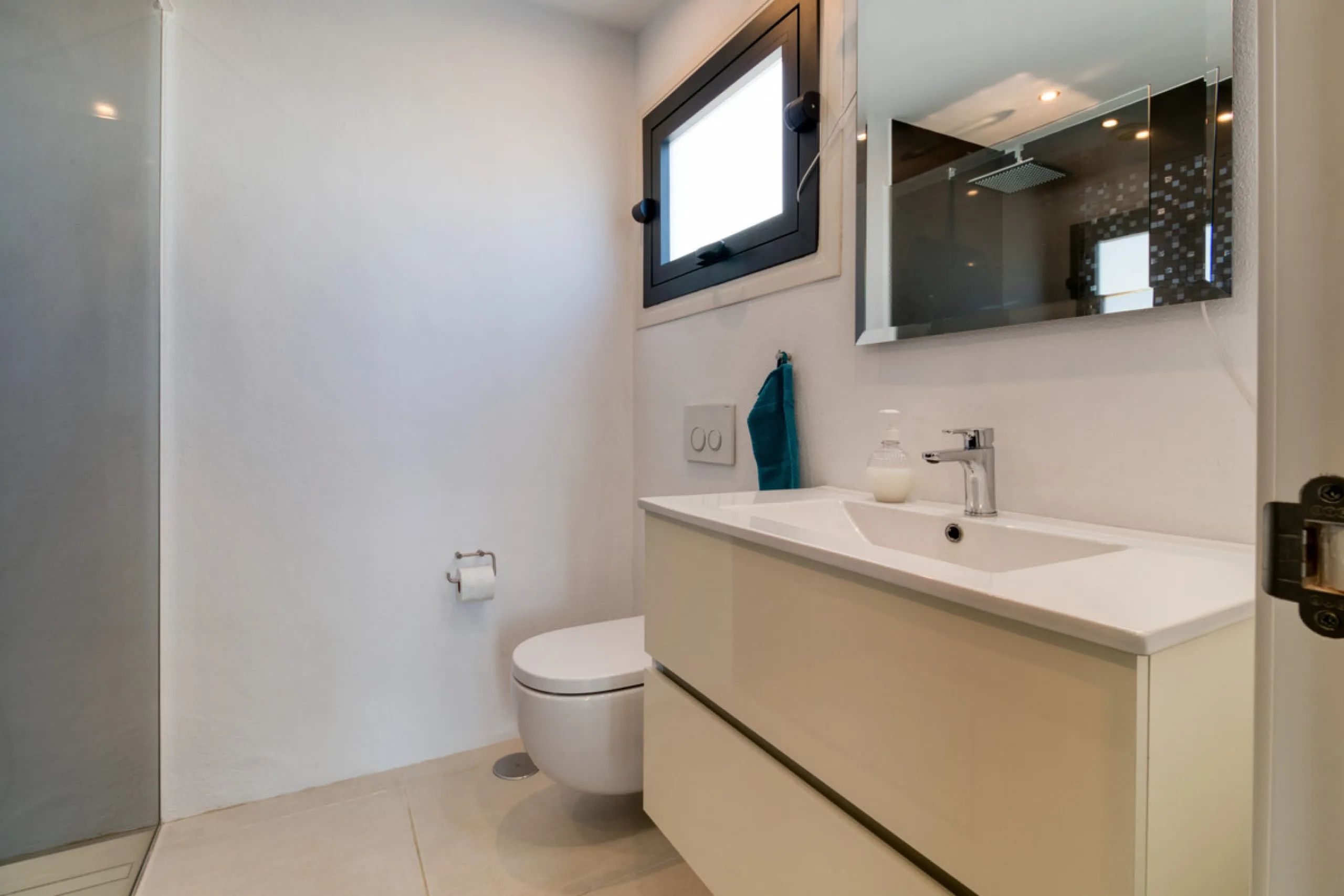 Villa for sale in , Mijas Costa with 4 bedrooms, 3 bathrooms, 1 toilet and with orientation south, with private swimming pool, private garage and private garden. Regarding property dimensions, it has 405 m² built and 963 m² plot. Has the following facilit