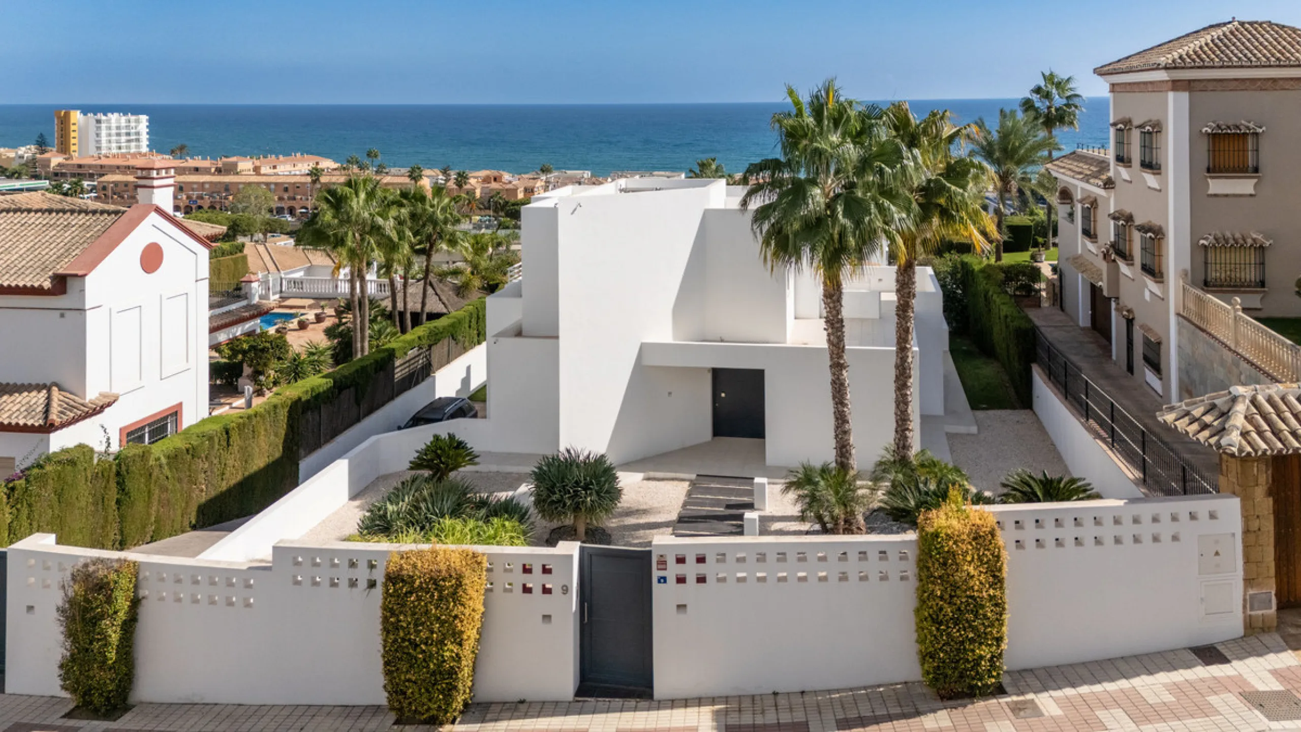 Villa for sale in , Mijas Costa with 4 bedrooms, 3 bathrooms, 1 toilet and with orientation south, with private swimming pool, private garage and private garden. Regarding property dimensions, it has 405 m² built and 963 m² plot. Has the following facilit
