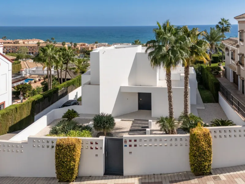 Villa for sale in , Mijas Costa with 4 bedrooms, 3 bathrooms, 1 toilet and with orientation south, with private swimming pool, private garage and private garden. Regarding property dimensions, it has 405 m² built and 963 m² plot. Has the following facilit