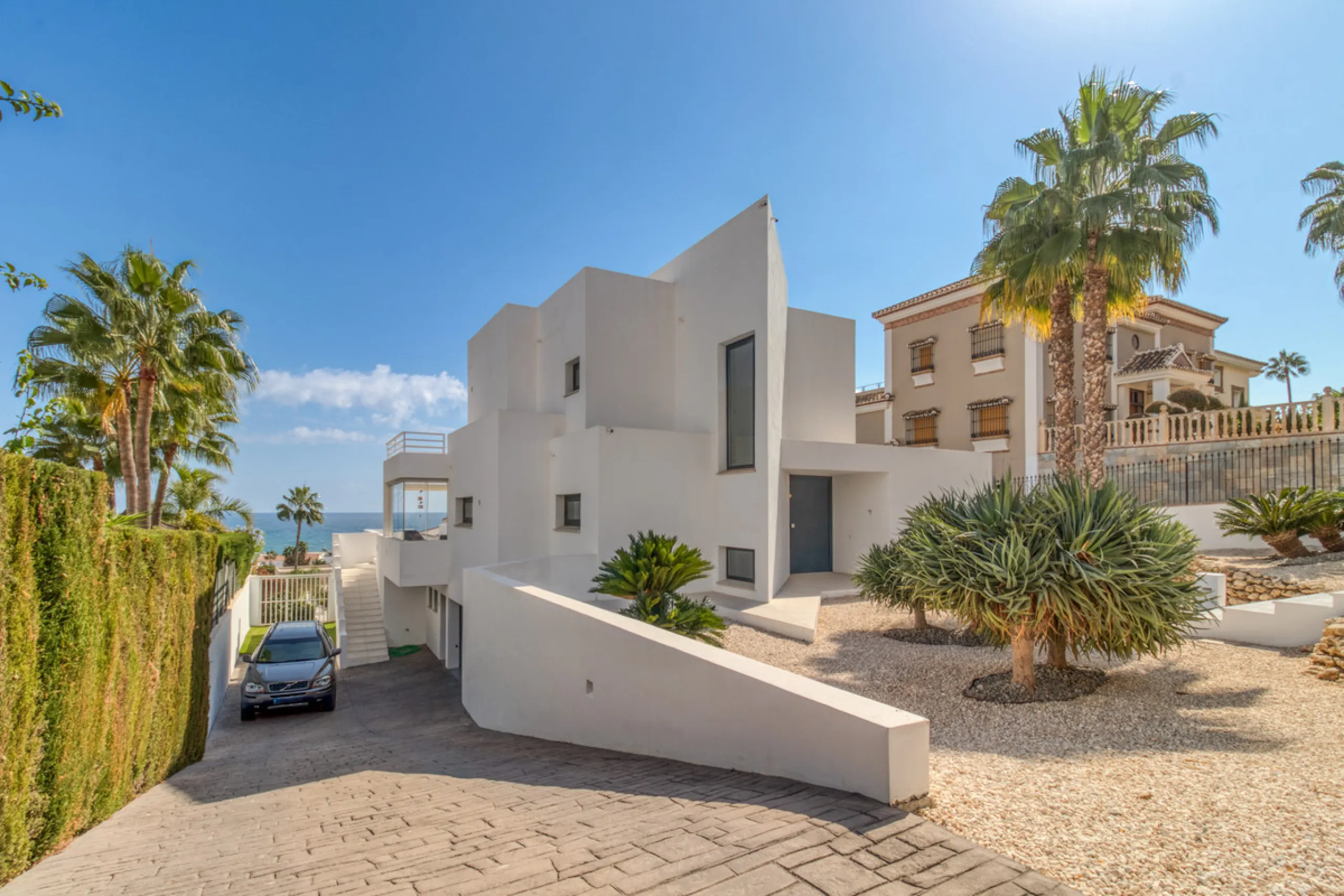 Villa for sale in , Mijas Costa with 4 bedrooms, 3 bathrooms, 1 toilet and with orientation south, with private swimming pool, private garage and private garden. Regarding property dimensions, it has 405 m² built and 963 m² plot. Has the following facilit