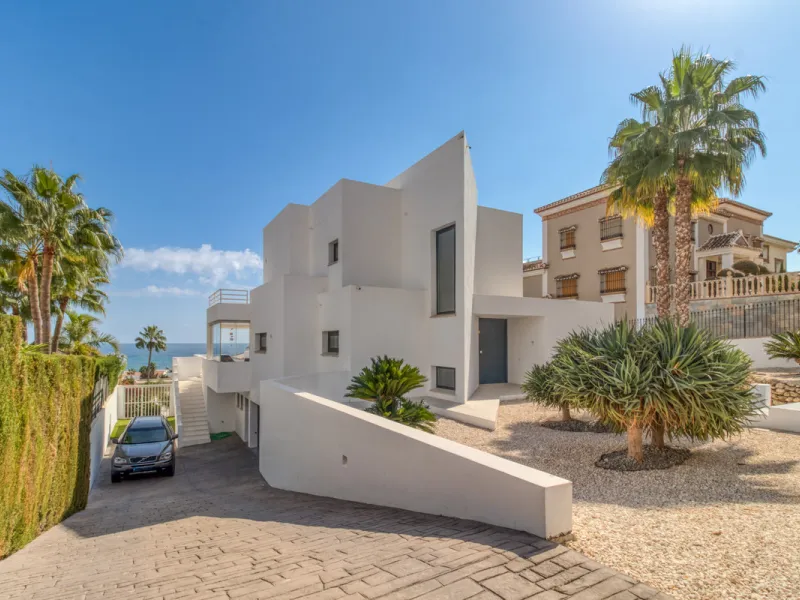 Villa for sale in , Mijas Costa with 4 bedrooms, 3 bathrooms, 1 toilet and with orientation south, with private swimming pool, private garage and private garden. Regarding property dimensions, it has 405 m² built and 963 m² plot. Has the following facilit