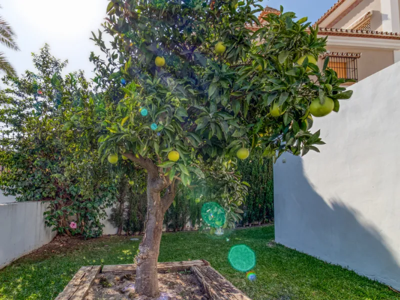 Villa for sale in , Mijas Costa with 4 bedrooms, 3 bathrooms, 1 toilet and with orientation south, with private swimming pool, private garage and private garden. Regarding property dimensions, it has 405 m² built and 963 m² plot. Has the following facilit
