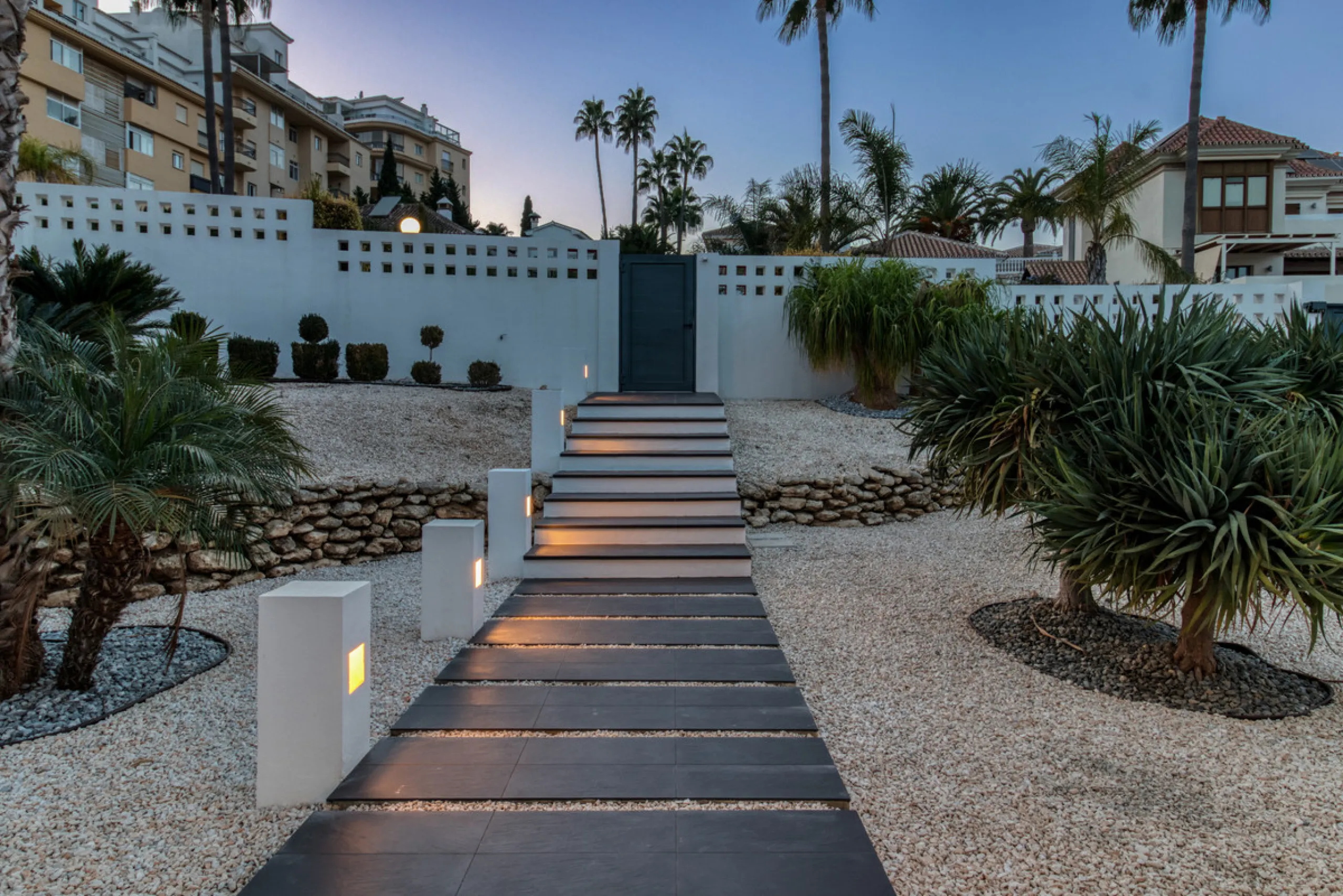 Villa for sale in , Mijas Costa with 4 bedrooms, 3 bathrooms, 1 toilet and with orientation south, with private swimming pool, private garage and private garden. Regarding property dimensions, it has 405 m² built and 963 m² plot. Has the following facilit
