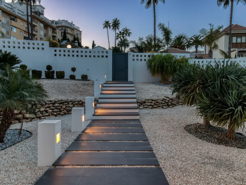 Villa for sale in , Mijas Costa with 4 bedrooms, 3 bathrooms, 1 toilet and with orientation south, with private swimming pool, private garage and private garden. Regarding property dimensions, it has 405 m² built and 963 m² plot. Has the following facilit