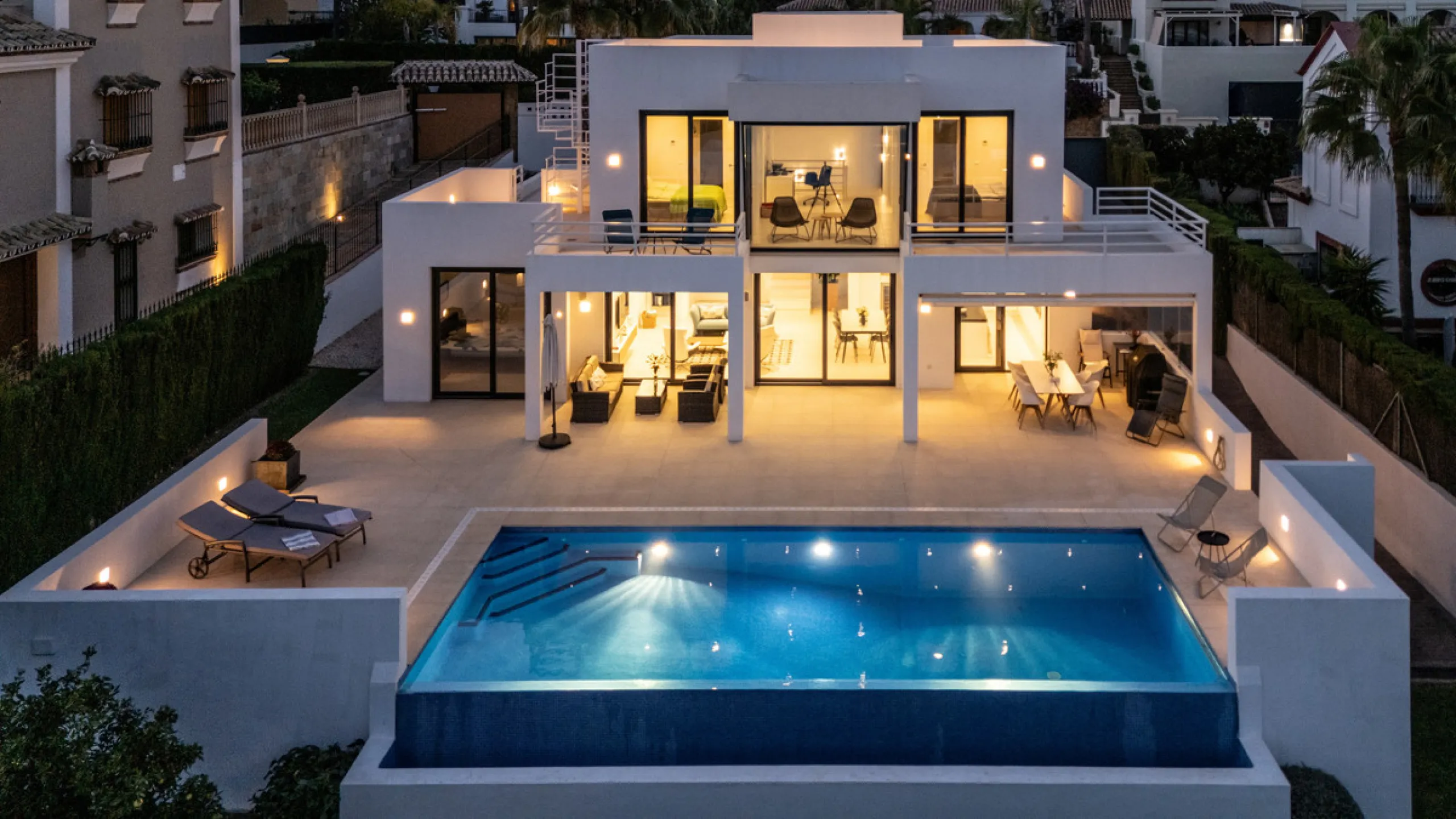 Villa for sale in , Mijas Costa with 4 bedrooms, 3 bathrooms, 1 toilet and with orientation south, with private swimming pool, private garage and private garden. Regarding property dimensions, it has 405 m² built and 963 m² plot. Has the following facilit
