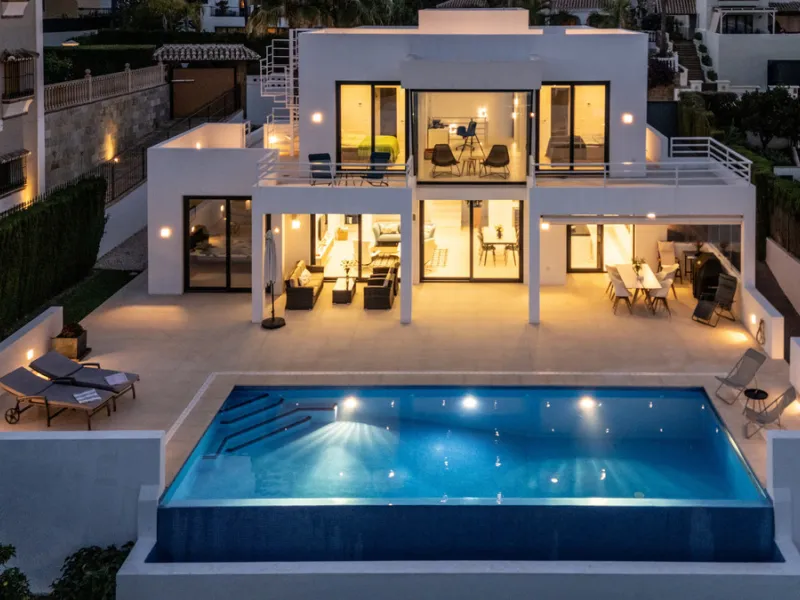 Villa for sale in , Mijas Costa with 4 bedrooms, 3 bathrooms, 1 toilet and with orientation south, with private swimming pool, private garage and private garden. Regarding property dimensions, it has 405 m² built and 963 m² plot. Has the following facilit