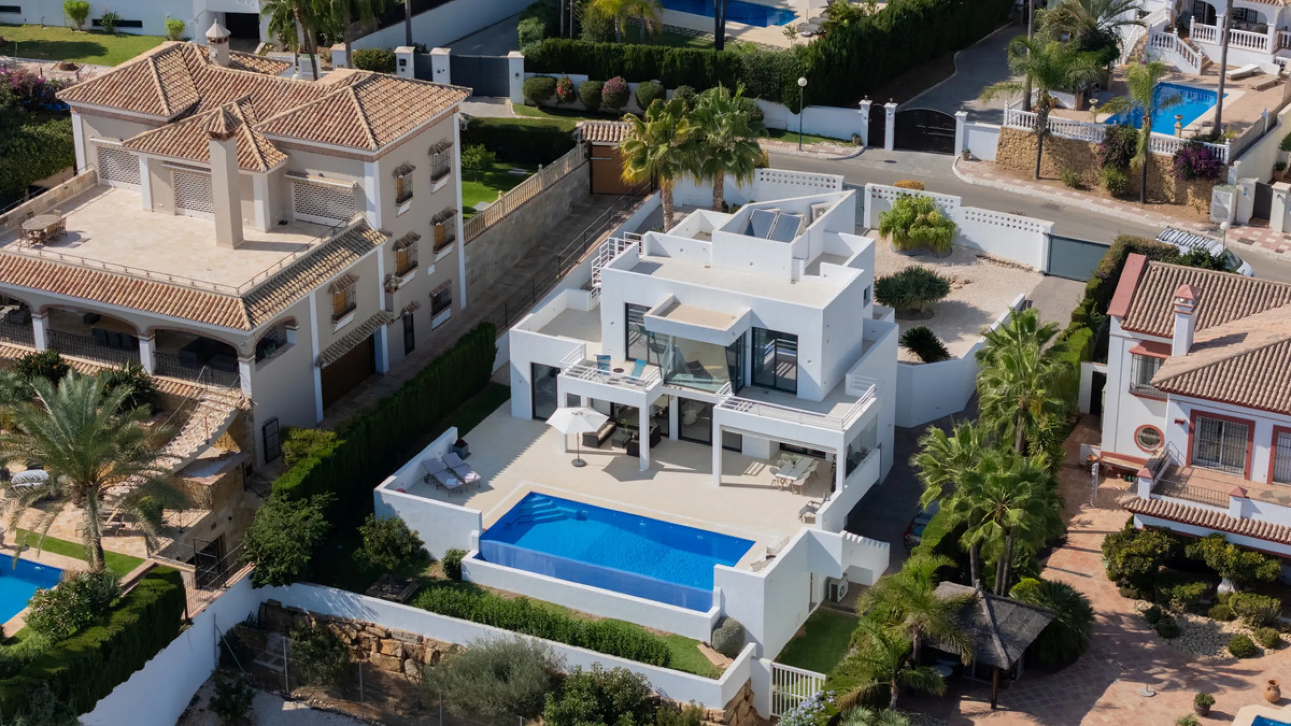 Villa for sale in , Mijas Costa with 4 bedrooms, 3 bathrooms, 1 toilet and with orientation south, with private swimming pool, private garage and private garden. Regarding property dimensions, it has 405 m² built and 963 m² plot. Has the following facilit