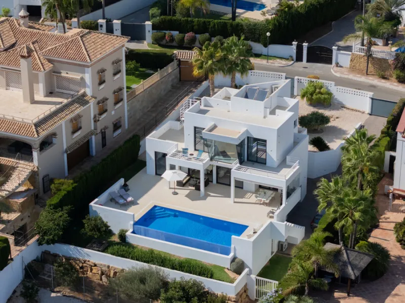Villa for sale in , Mijas Costa with 4 bedrooms, 3 bathrooms, 1 toilet and with orientation south, with private swimming pool, private garage and private garden. Regarding property dimensions, it has 405 m² built and 963 m² plot. Has the following facilit
