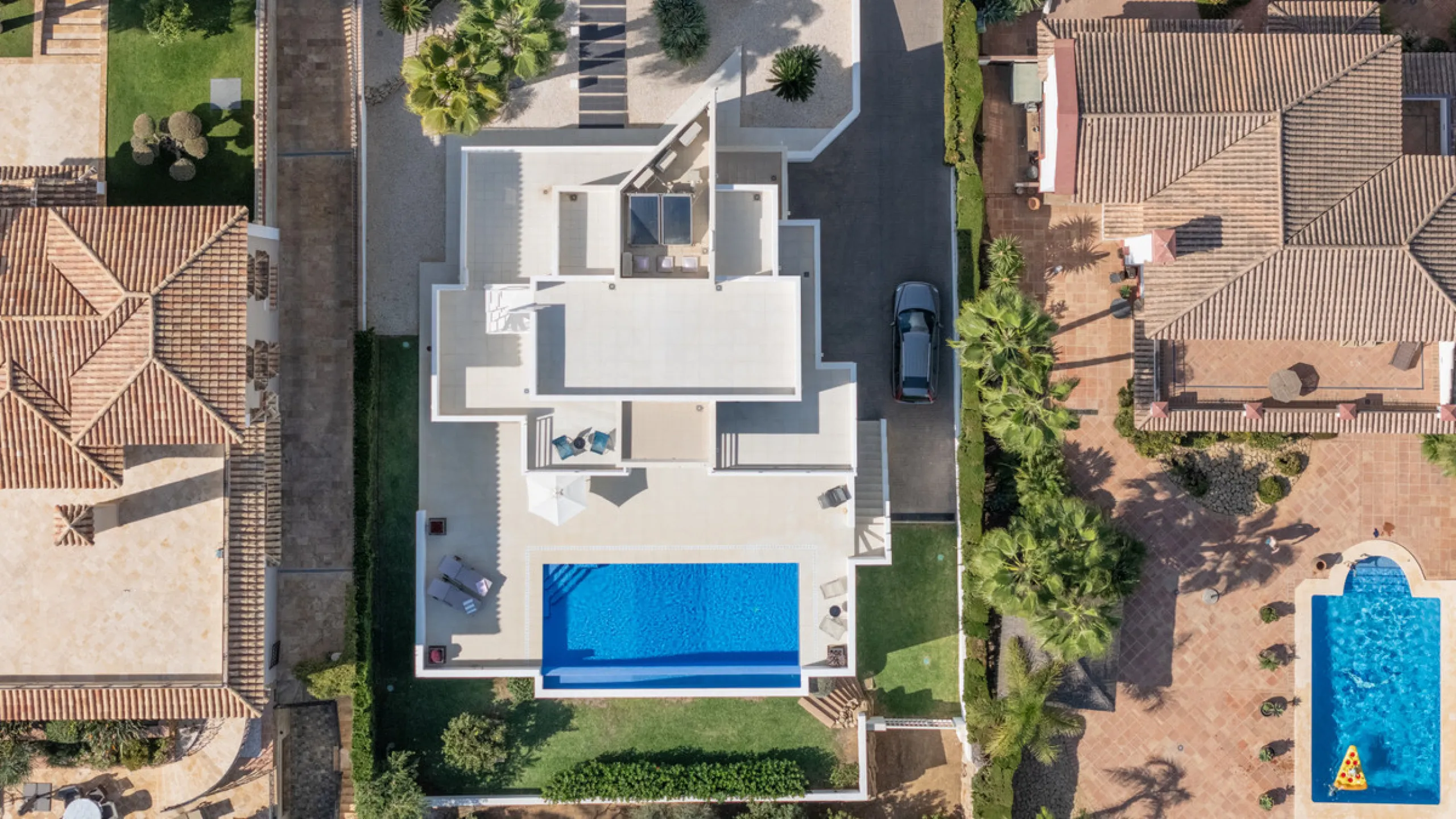 Villa for sale in , Mijas Costa with 4 bedrooms, 3 bathrooms, 1 toilet and with orientation south, with private swimming pool, private garage and private garden. Regarding property dimensions, it has 405 m² built and 963 m² plot. Has the following facilit