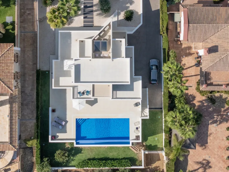Villa for sale in , Mijas Costa with 4 bedrooms, 3 bathrooms, 1 toilet and with orientation south, with private swimming pool, private garage and private garden. Regarding property dimensions, it has 405 m² built and 963 m² plot. Has the following facilit