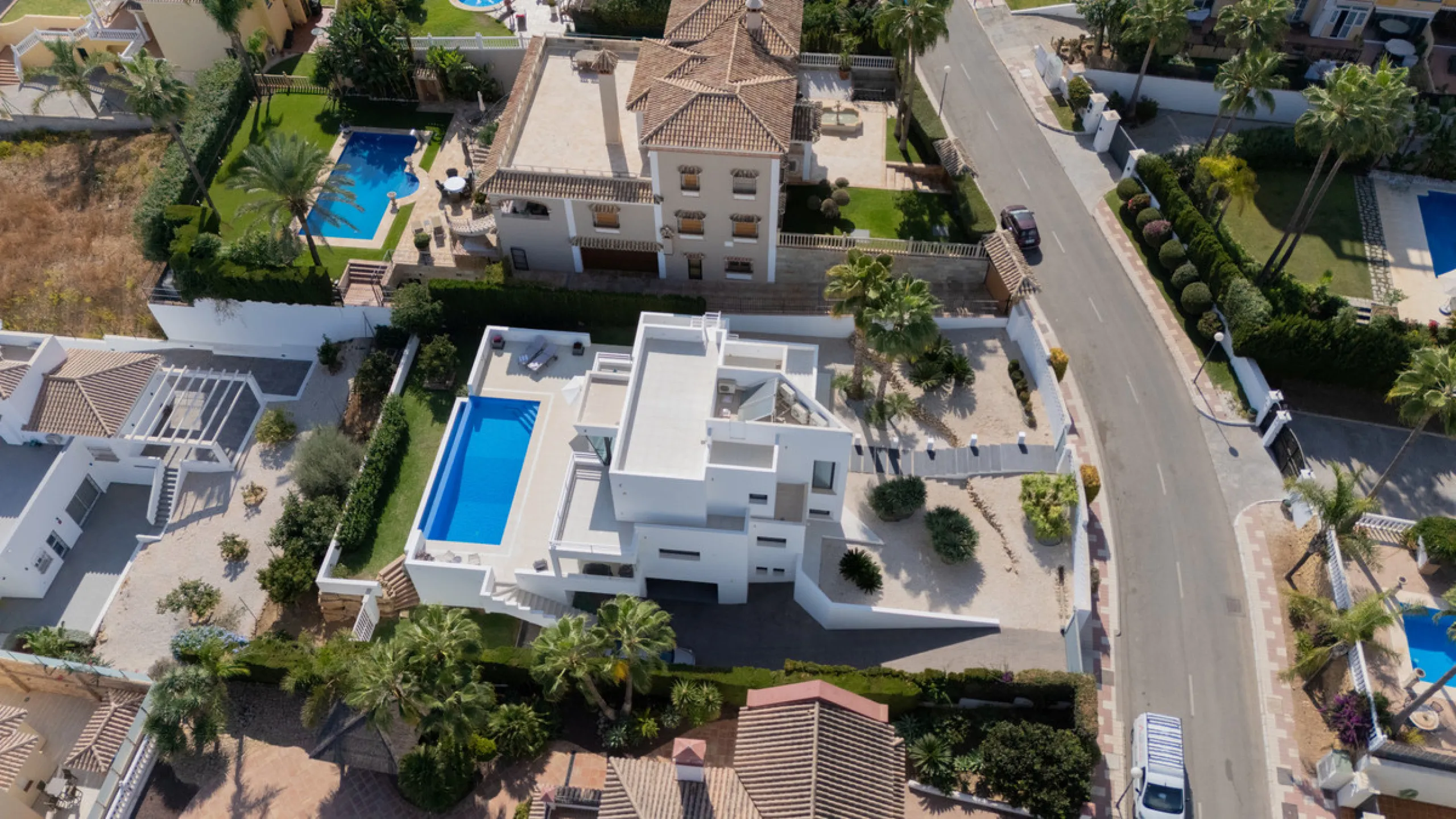 Villa for sale in , Mijas Costa with 4 bedrooms, 3 bathrooms, 1 toilet and with orientation south, with private swimming pool, private garage and private garden. Regarding property dimensions, it has 405 m² built and 963 m² plot. Has the following facilit