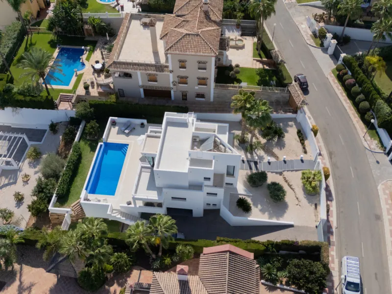 Villa for sale in , Mijas Costa with 4 bedrooms, 3 bathrooms, 1 toilet and with orientation south, with private swimming pool, private garage and private garden. Regarding property dimensions, it has 405 m² built and 963 m² plot. Has the following facilit
