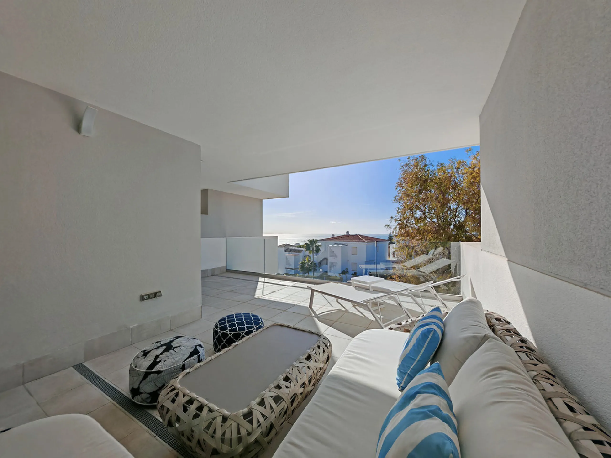 Apartment - Middle Floor Apartment в продаже в Manilva, Málaga. В доме 2 спален и 2 ванных комнат. Площадь дома 87 м²