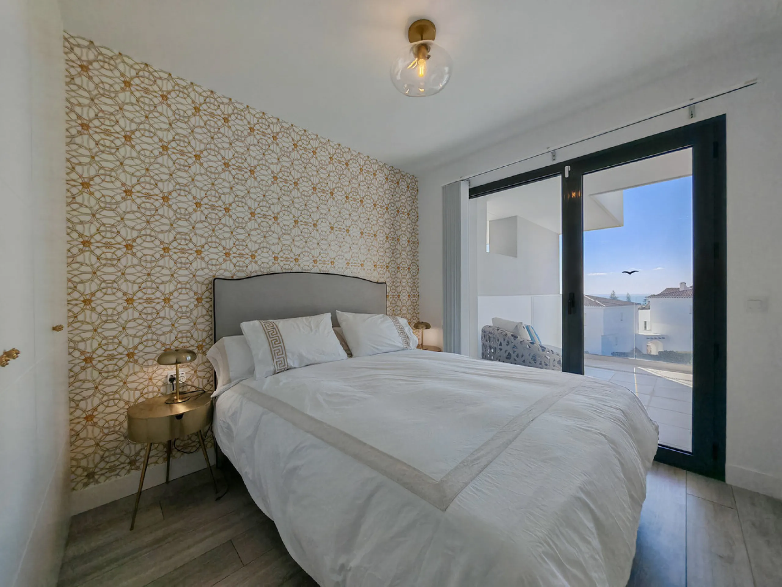 Apartment - Middle Floor Apartment в продаже в Manilva, Málaga. В доме 2 спален и 2 ванных комнат. Площадь дома 87 м²