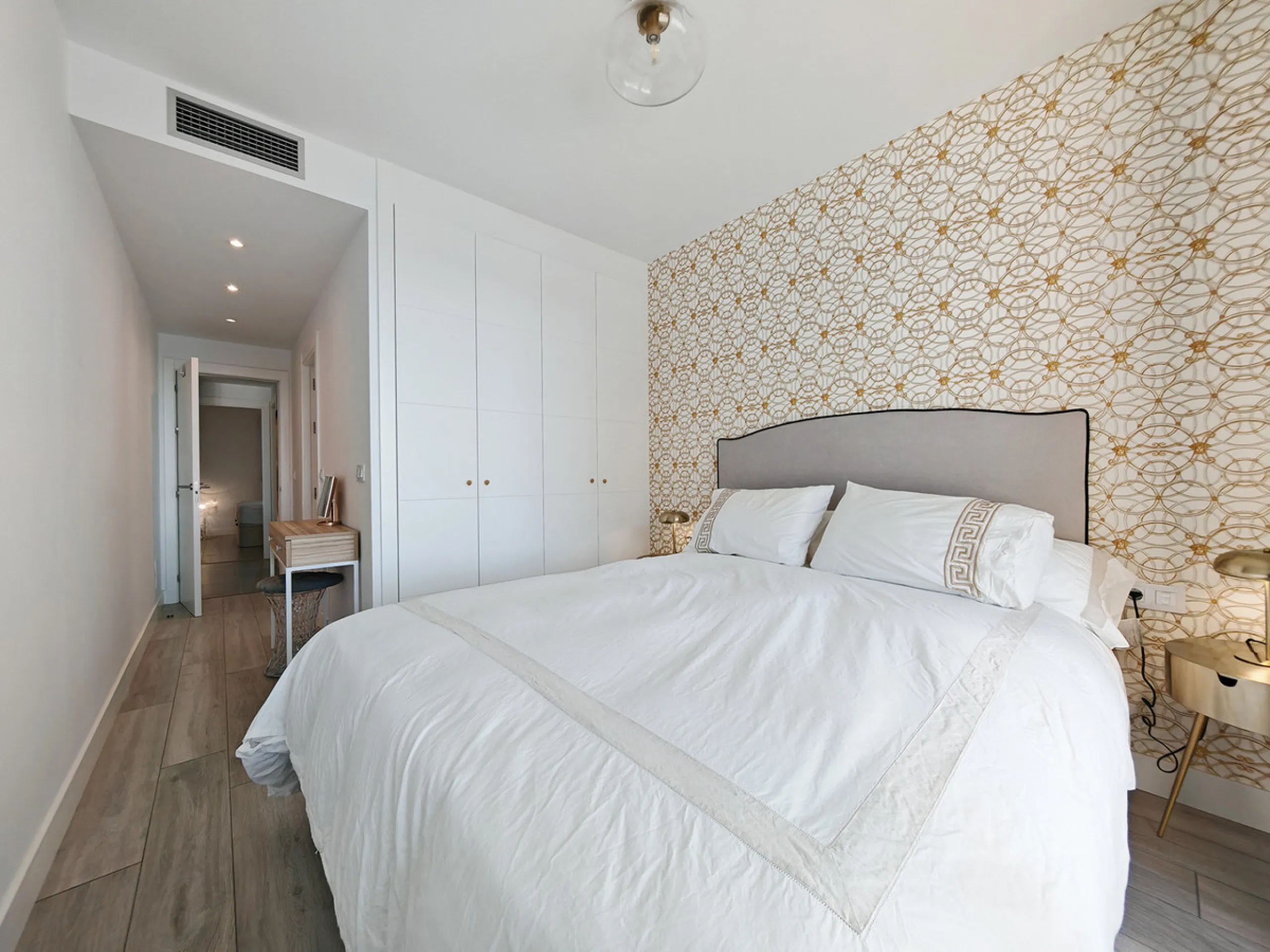 Apartment - Middle Floor Apartment в продаже в Manilva, Málaga. В доме 2 спален и 2 ванных комнат. Площадь дома 87 м²