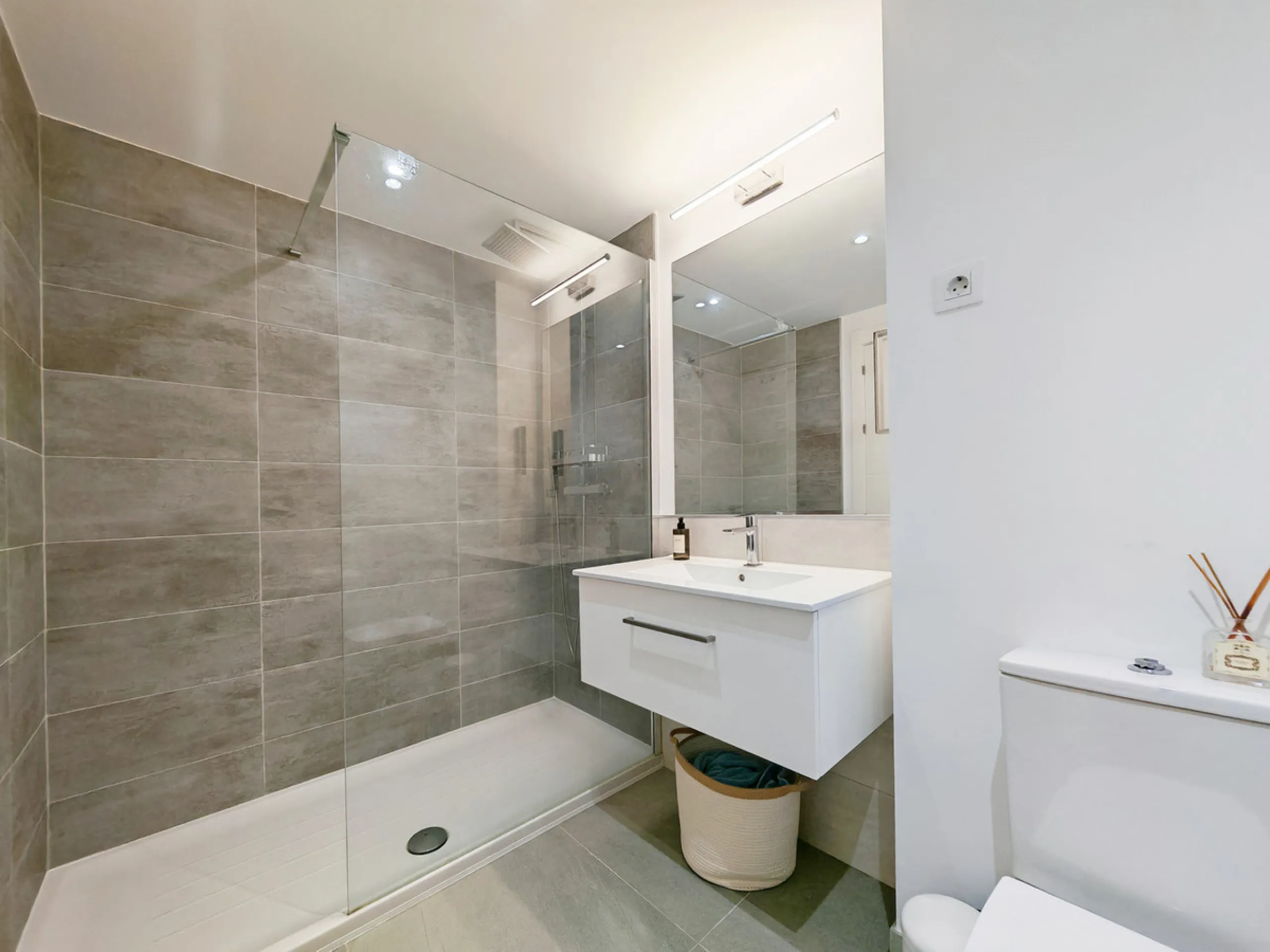 Apartment - Middle Floor Apartment в продаже в Manilva, Málaga. В доме 2 спален и 2 ванных комнат. Площадь дома 87 м²