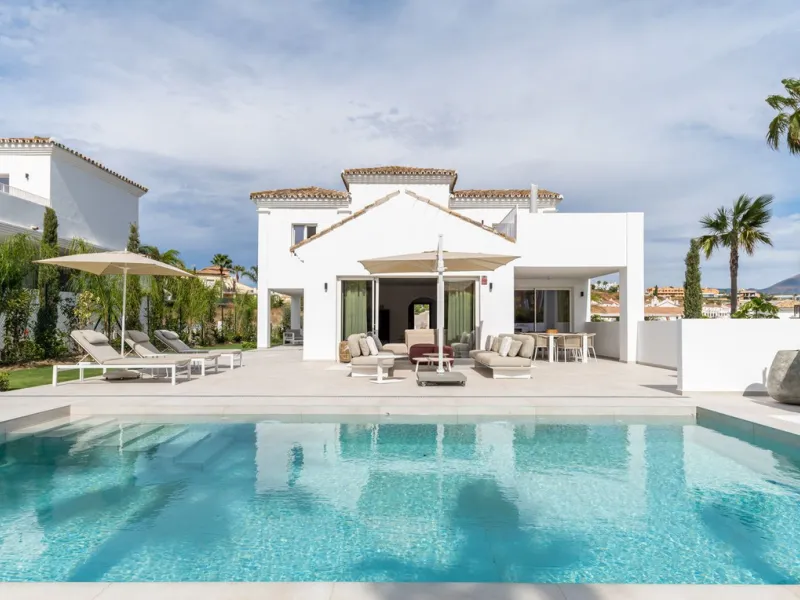Discover your dream home on the Costa del Sol! This charming detached villa, located just 400 metres from the beach and the famous Finca Cortesin beach bar (one of the most famous hotels in the world), is the perfect retreat to enjoy the sun and the sea b