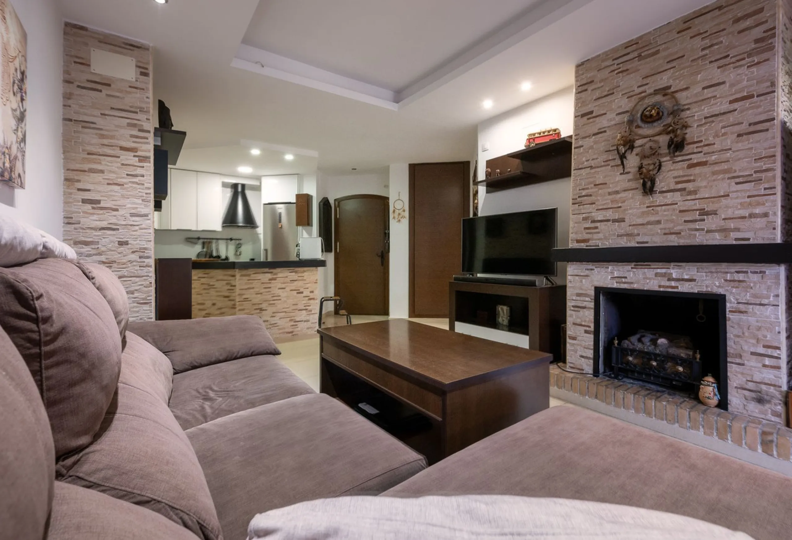 Beautifully Refurbished 2-Bedroom Apartment Located in the heart of Calahonda within the highly sought-after Centro Comercial El Zoco area, this beautifully refurbished 2-bedroom, 1-bathroom apartment offers the perfect blend of comfort, style, and conven