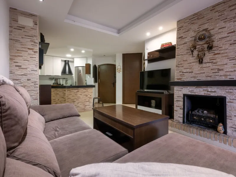 Beautifully Refurbished 2-Bedroom Apartment Located in the heart of Calahonda within the highly sought-after Centro Comercial El Zoco area, this beautifully refurbished 2-bedroom, 1-bathroom apartment offers the perfect blend of comfort, style, and conven