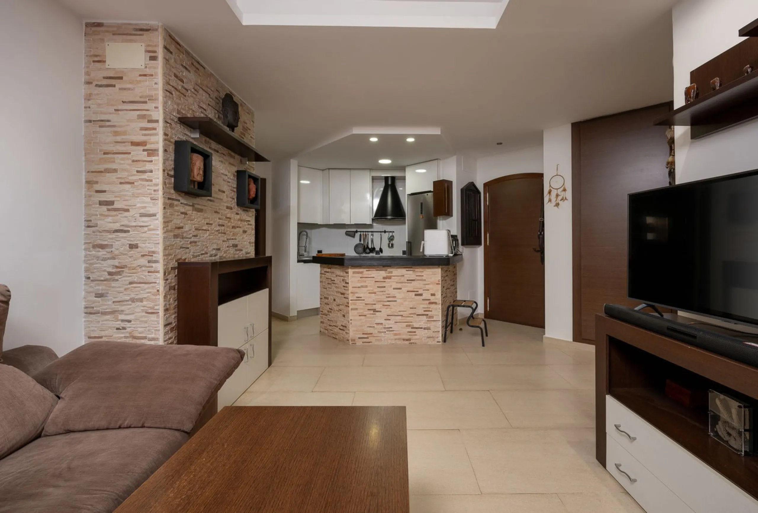 Beautifully Refurbished 2-Bedroom Apartment Located in the heart of Calahonda within the highly sought-after Centro Comercial El Zoco area, this beautifully refurbished 2-bedroom, 1-bathroom apartment offers the perfect blend of comfort, style, and conven