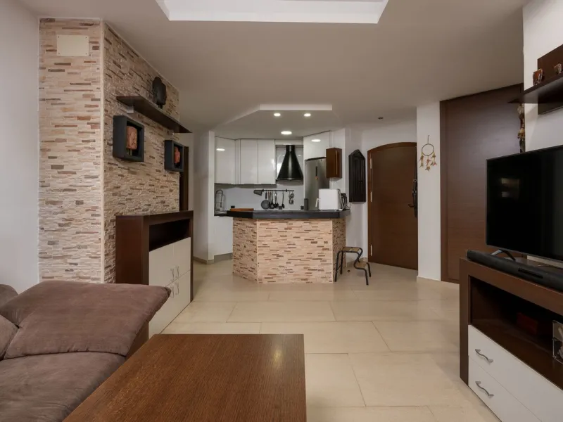 Beautifully Refurbished 2-Bedroom Apartment Located in the heart of Calahonda within the highly sought-after Centro Comercial El Zoco area, this beautifully refurbished 2-bedroom, 1-bathroom apartment offers the perfect blend of comfort, style, and conven