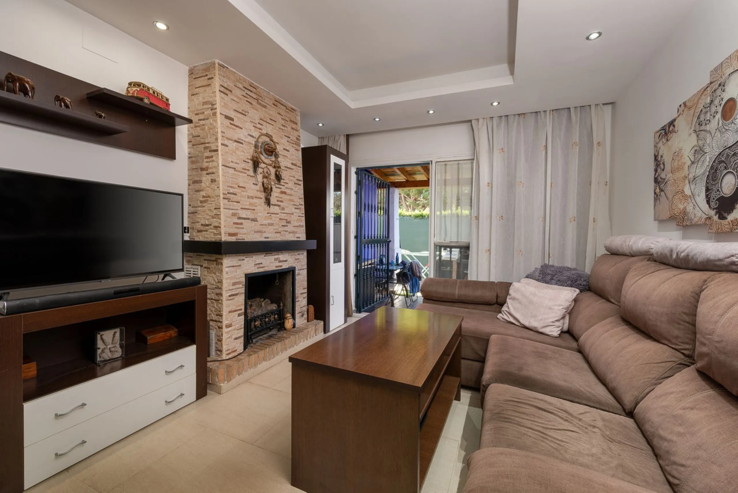 Beautifully Refurbished 2-Bedroom Apartment Located in the heart of Calahonda within the highly sought-after Centro Comercial El Zoco area, this beautifully refurbished 2-bedroom, 1-bathroom apartment offers the perfect blend of comfort, style, and conven