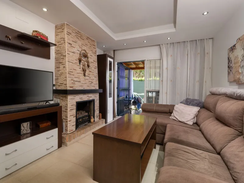 Beautifully Refurbished 2-Bedroom Apartment Located in the heart of Calahonda within the highly sought-after Centro Comercial El Zoco area, this beautifully refurbished 2-bedroom, 1-bathroom apartment offers the perfect blend of comfort, style, and conven