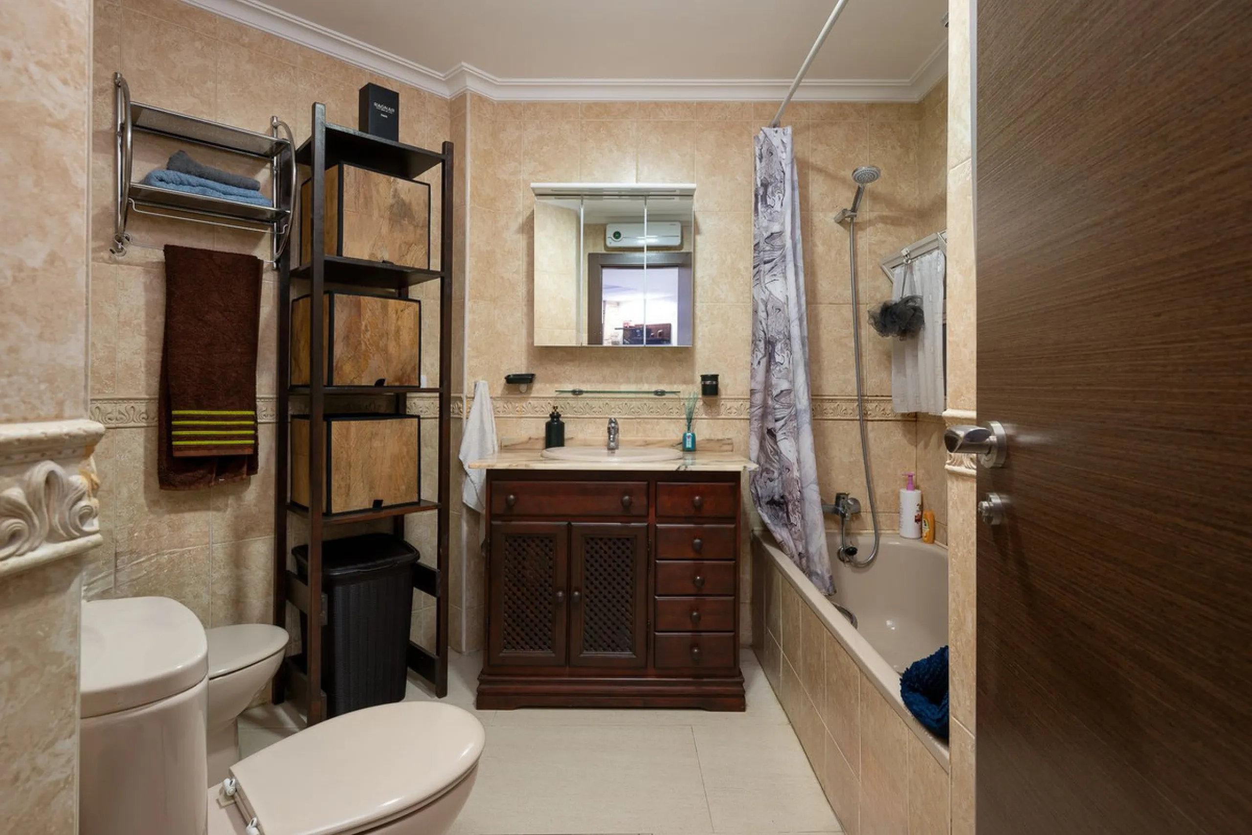 Beautifully Refurbished 2-Bedroom Apartment Located in the heart of Calahonda within the highly sought-after Centro Comercial El Zoco area, this beautifully refurbished 2-bedroom, 1-bathroom apartment offers the perfect blend of comfort, style, and conven