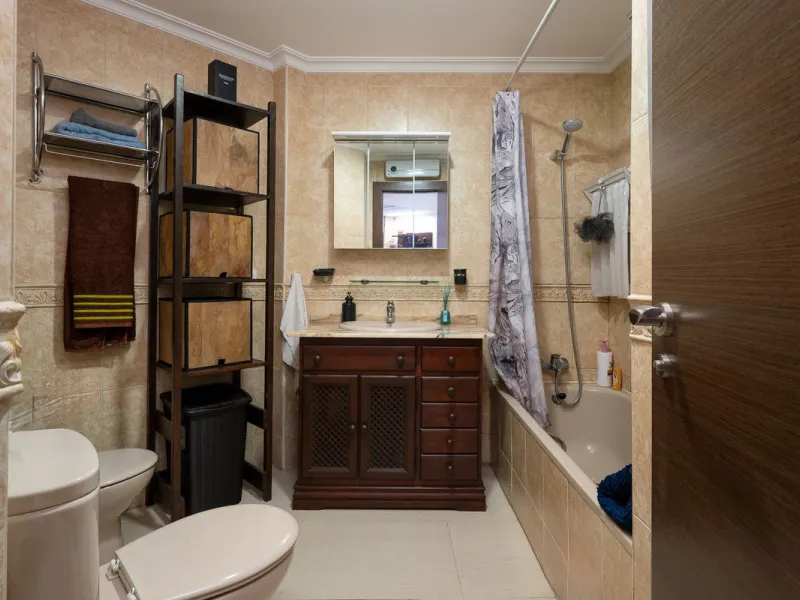 Beautifully Refurbished 2-Bedroom Apartment Located in the heart of Calahonda within the highly sought-after Centro Comercial El Zoco area, this beautifully refurbished 2-bedroom, 1-bathroom apartment offers the perfect blend of comfort, style, and conven