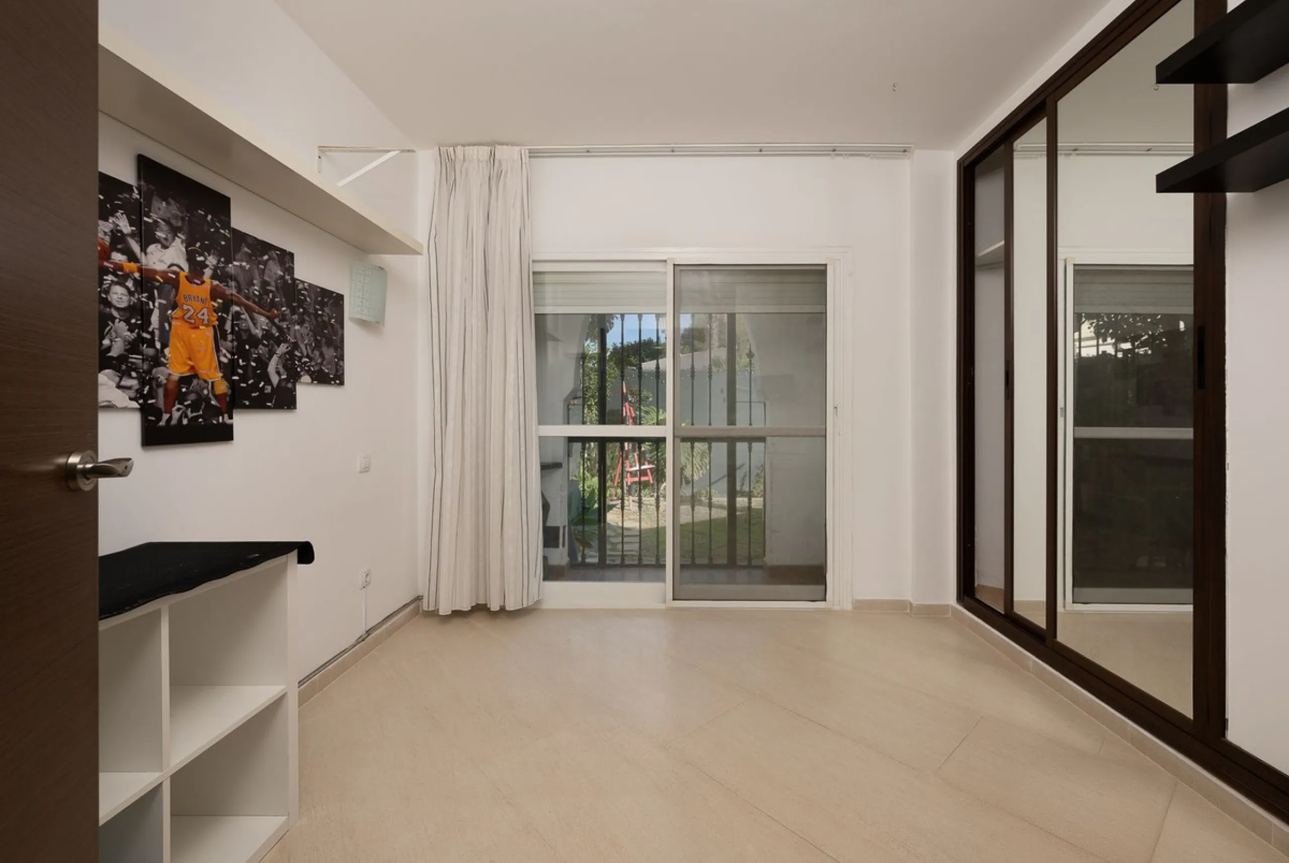 Beautifully Refurbished 2-Bedroom Apartment Located in the heart of Calahonda within the highly sought-after Centro Comercial El Zoco area, this beautifully refurbished 2-bedroom, 1-bathroom apartment offers the perfect blend of comfort, style, and conven