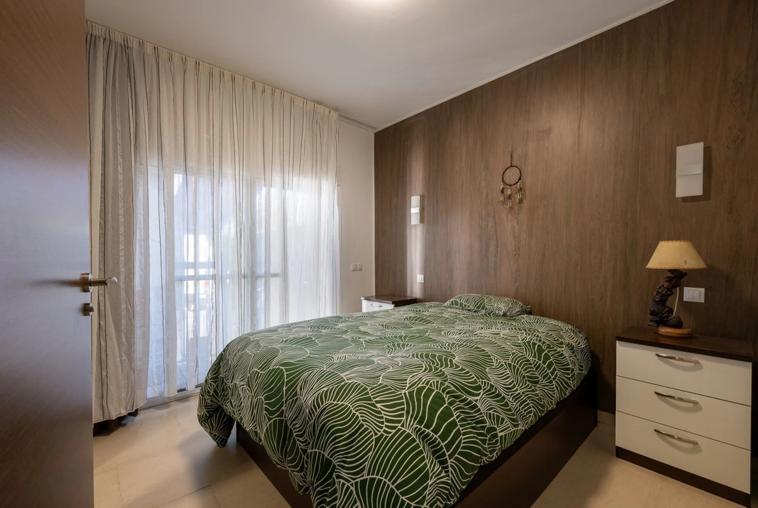Beautifully Refurbished 2-Bedroom Apartment Located in the heart of Calahonda within the highly sought-after Centro Comercial El Zoco area, this beautifully refurbished 2-bedroom, 1-bathroom apartment offers the perfect blend of comfort, style, and conven