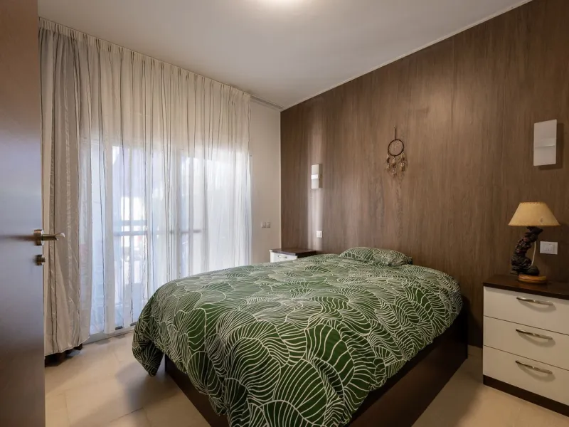 Beautifully Refurbished 2-Bedroom Apartment Located in the heart of Calahonda within the highly sought-after Centro Comercial El Zoco area, this beautifully refurbished 2-bedroom, 1-bathroom apartment offers the perfect blend of comfort, style, and conven