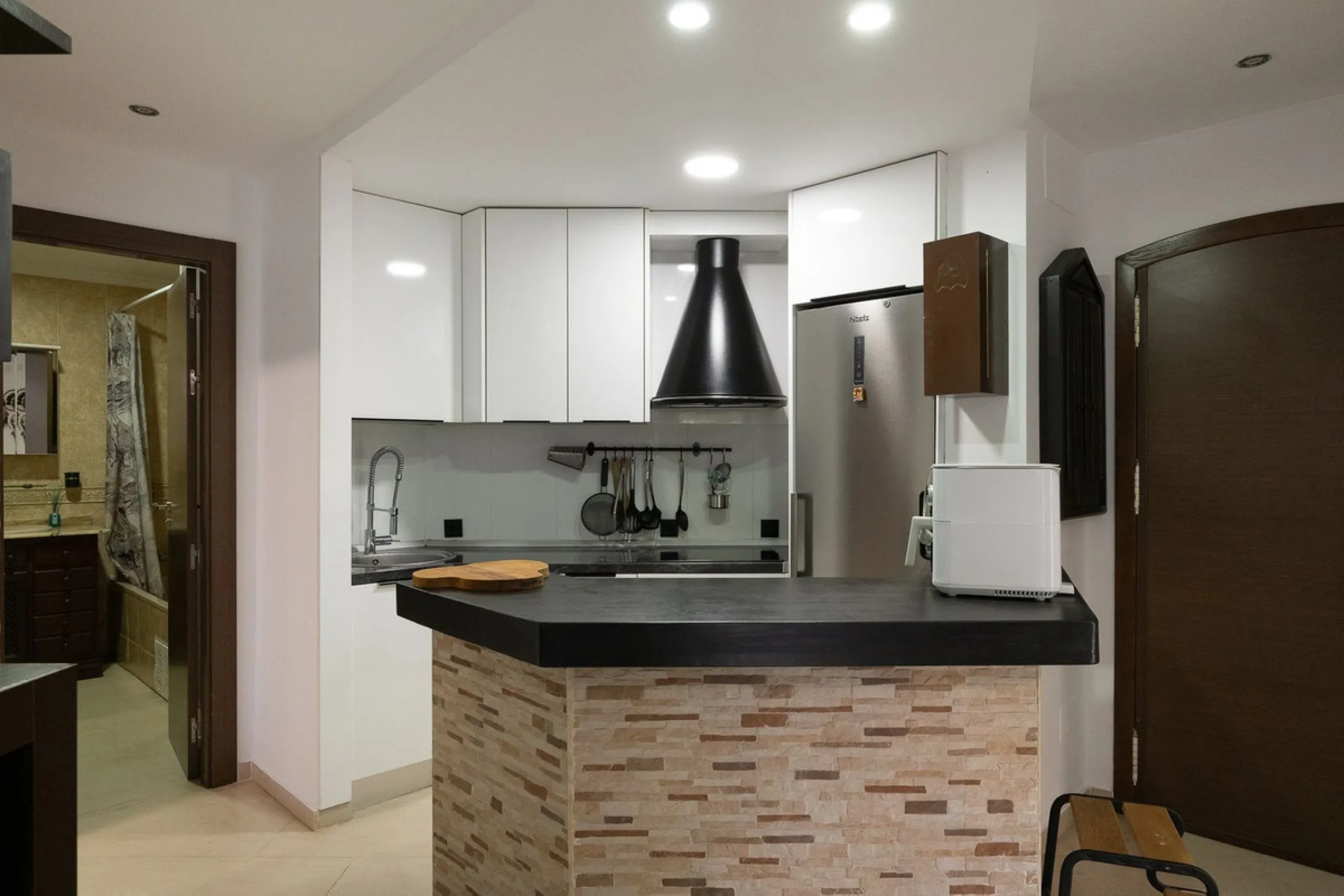 Beautifully Refurbished 2-Bedroom Apartment Located in the heart of Calahonda within the highly sought-after Centro Comercial El Zoco area, this beautifully refurbished 2-bedroom, 1-bathroom apartment offers the perfect blend of comfort, style, and conven