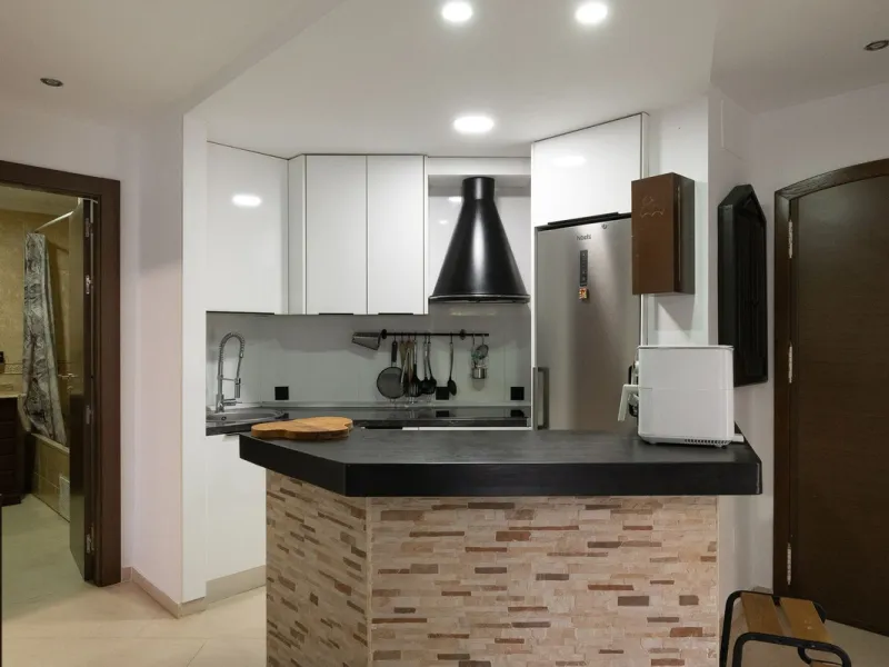 Beautifully Refurbished 2-Bedroom Apartment Located in the heart of Calahonda within the highly sought-after Centro Comercial El Zoco area, this beautifully refurbished 2-bedroom, 1-bathroom apartment offers the perfect blend of comfort, style, and conven