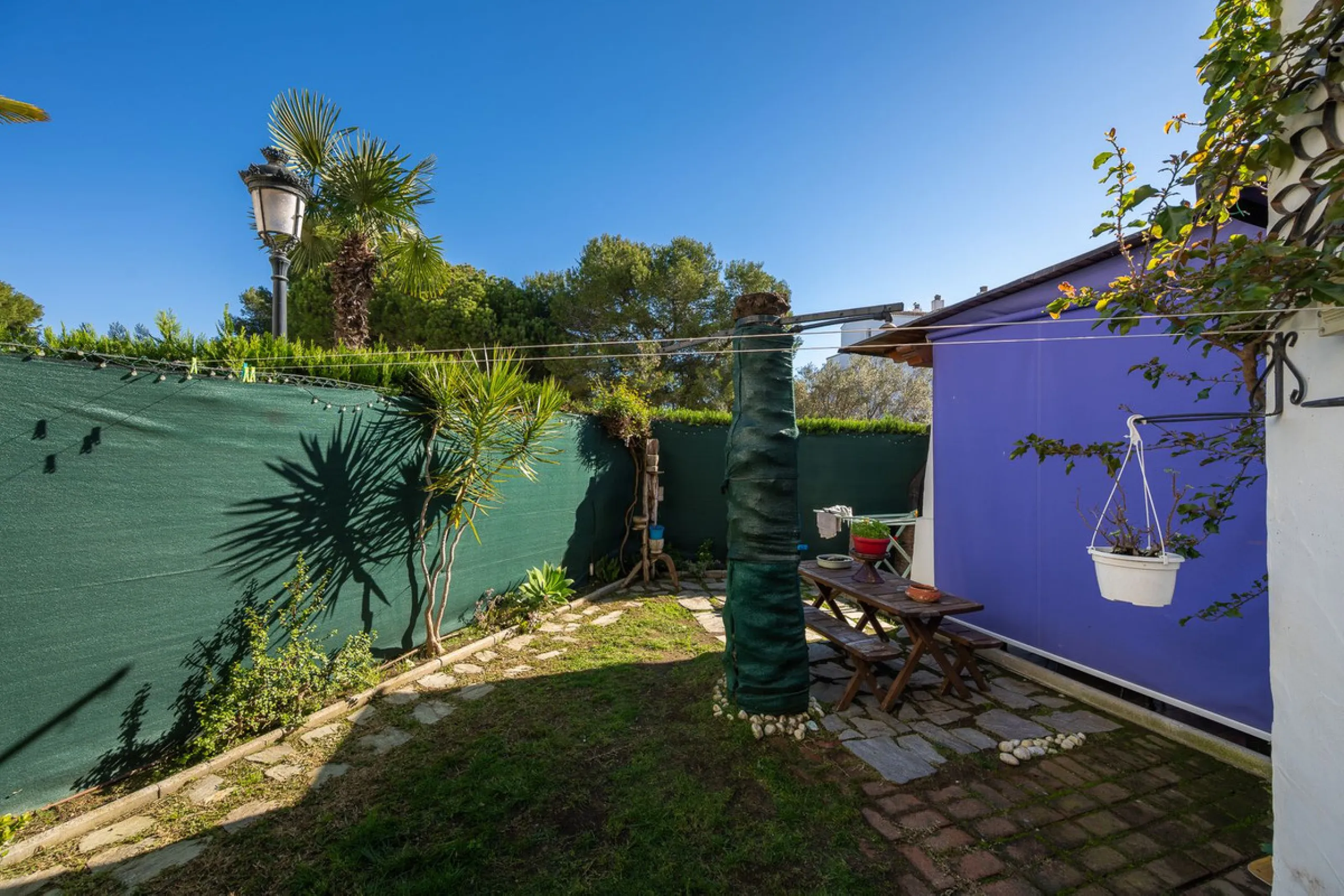 Beautifully Refurbished 2-Bedroom Apartment Located in the heart of Calahonda within the highly sought-after Centro Comercial El Zoco area, this beautifully refurbished 2-bedroom, 1-bathroom apartment offers the perfect blend of comfort, style, and conven