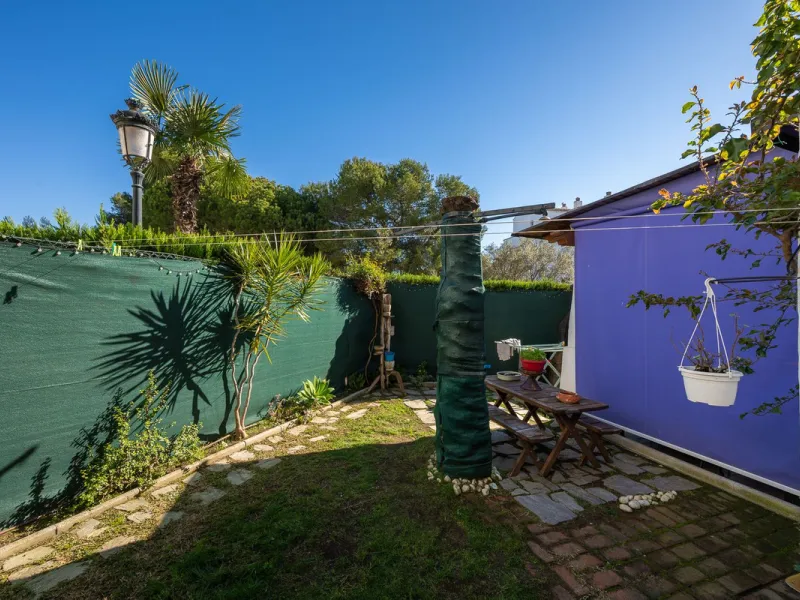 Beautifully Refurbished 2-Bedroom Apartment Located in the heart of Calahonda within the highly sought-after Centro Comercial El Zoco area, this beautifully refurbished 2-bedroom, 1-bathroom apartment offers the perfect blend of comfort, style, and conven