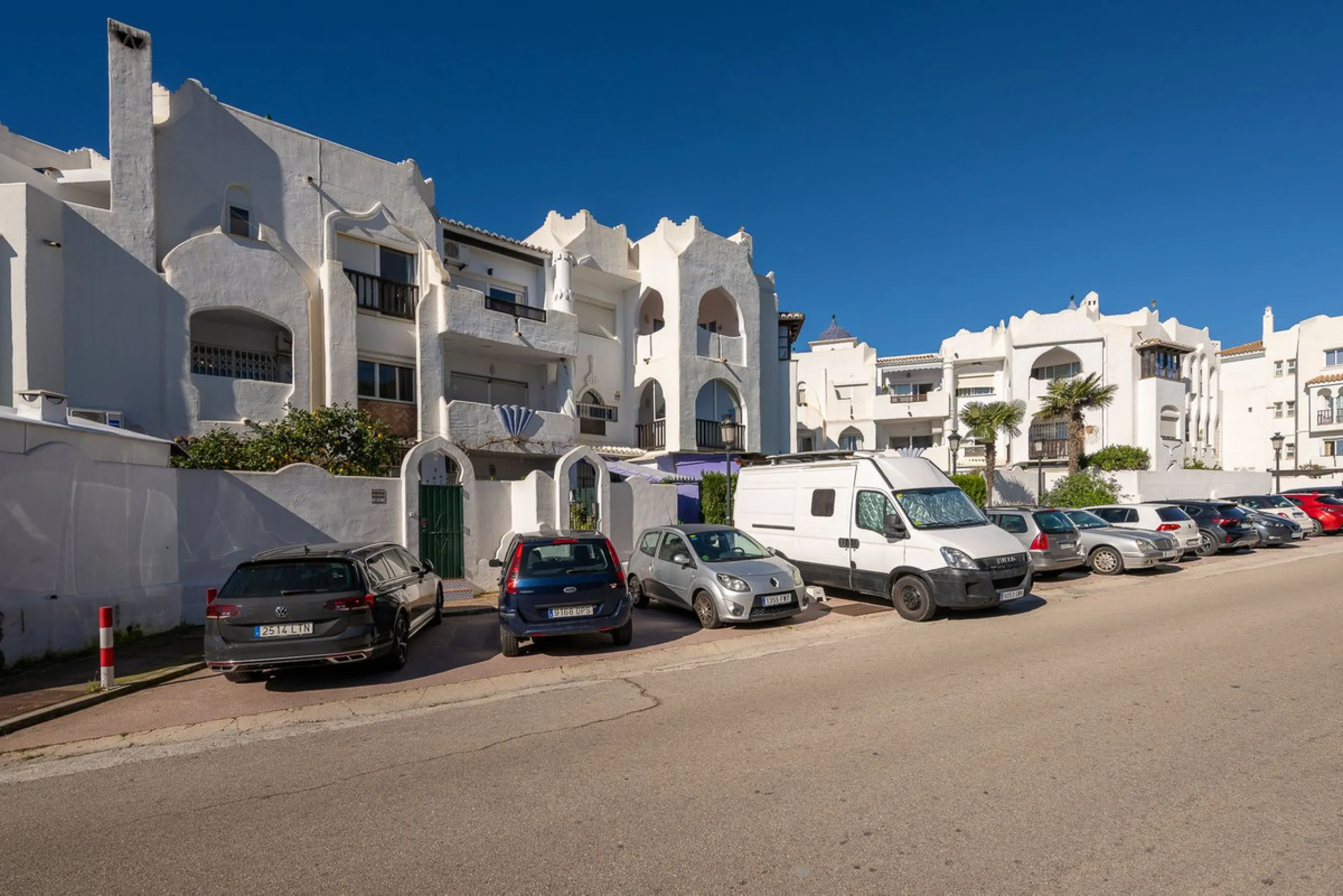 Beautifully Refurbished 2-Bedroom Apartment Located in the heart of Calahonda within the highly sought-after Centro Comercial El Zoco area, this beautifully refurbished 2-bedroom, 1-bathroom apartment offers the perfect blend of comfort, style, and conven