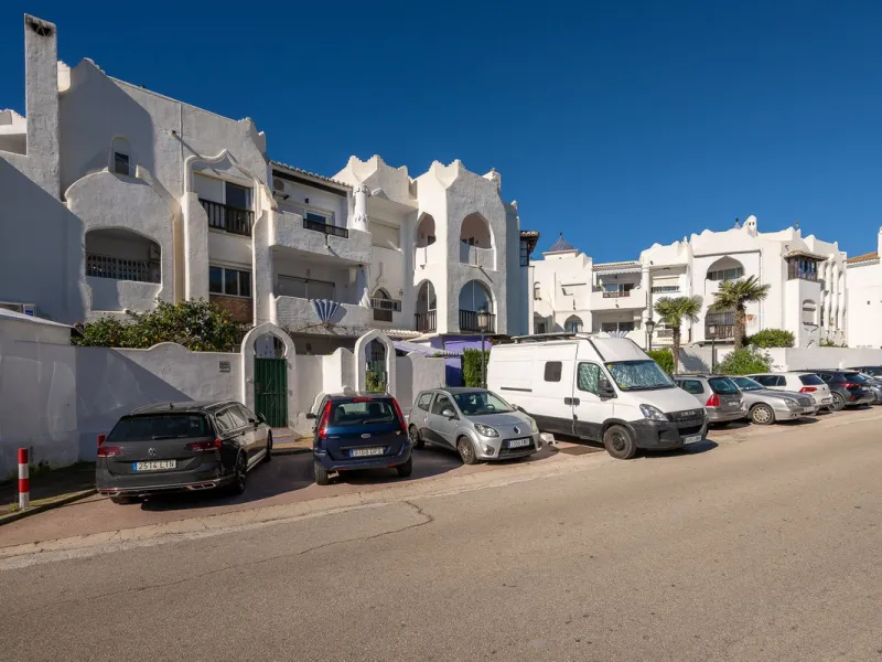 Beautifully Refurbished 2-Bedroom Apartment Located in the heart of Calahonda within the highly sought-after Centro Comercial El Zoco area, this beautifully refurbished 2-bedroom, 1-bathroom apartment offers the perfect blend of comfort, style, and conven