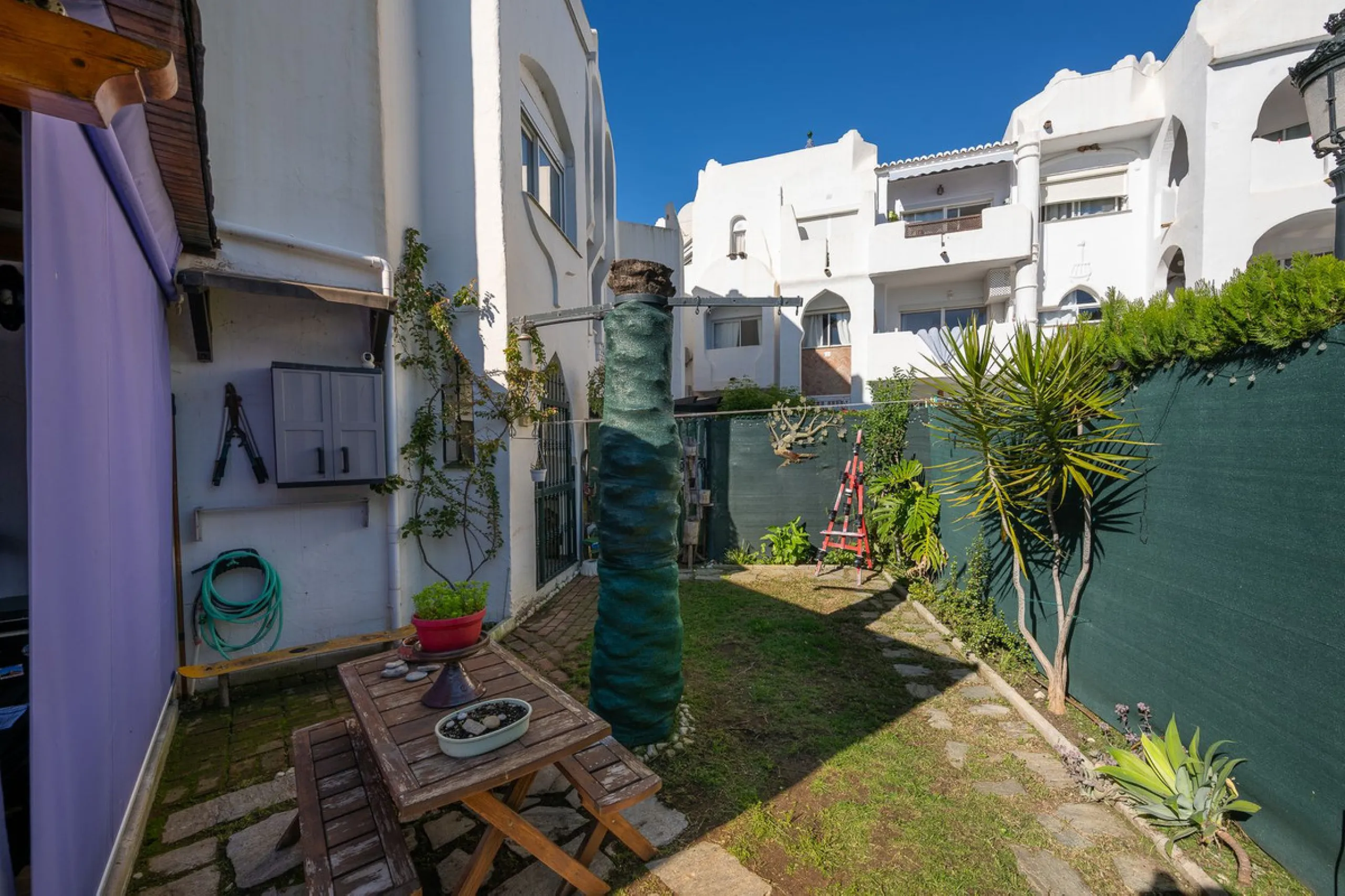 Beautifully Refurbished 2-Bedroom Apartment Located in the heart of Calahonda within the highly sought-after Centro Comercial El Zoco area, this beautifully refurbished 2-bedroom, 1-bathroom apartment offers the perfect blend of comfort, style, and conven