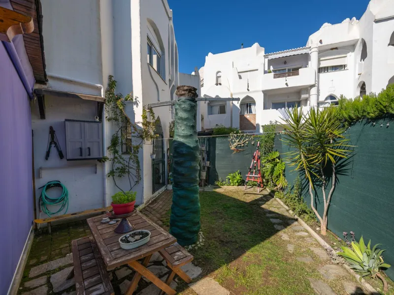 Beautifully Refurbished 2-Bedroom Apartment Located in the heart of Calahonda within the highly sought-after Centro Comercial El Zoco area, this beautifully refurbished 2-bedroom, 1-bathroom apartment offers the perfect blend of comfort, style, and conven