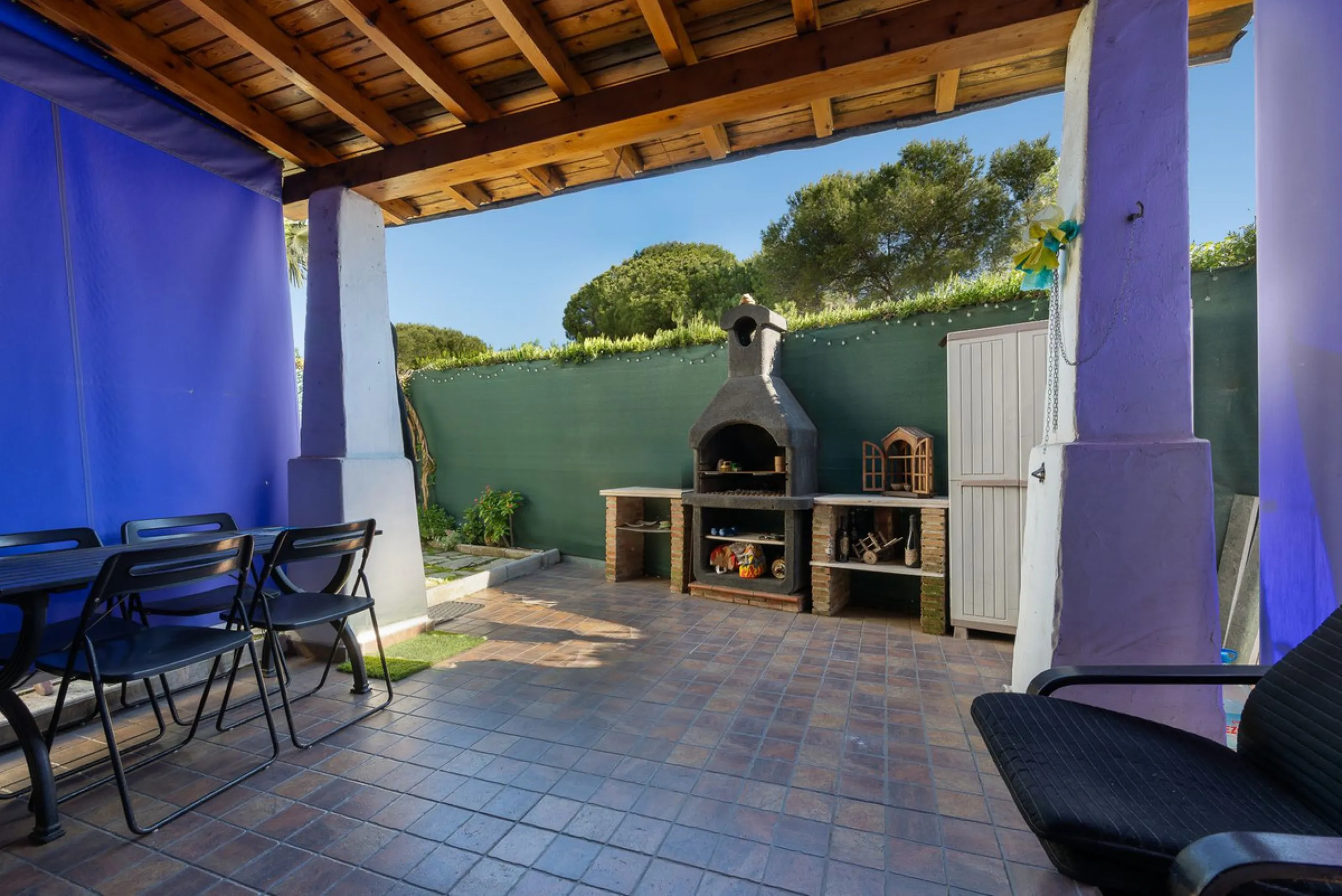 Beautifully Refurbished 2-Bedroom Apartment Located in the heart of Calahonda within the highly sought-after Centro Comercial El Zoco area, this beautifully refurbished 2-bedroom, 1-bathroom apartment offers the perfect blend of comfort, style, and conven