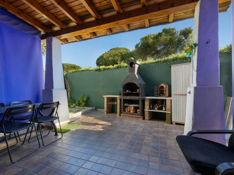 Beautifully Refurbished 2-Bedroom Apartment Located in the heart of Calahonda within the highly sought-after Centro Comercial El Zoco area, this beautifully refurbished 2-bedroom, 1-bathroom apartment offers the perfect blend of comfort, style, and conven