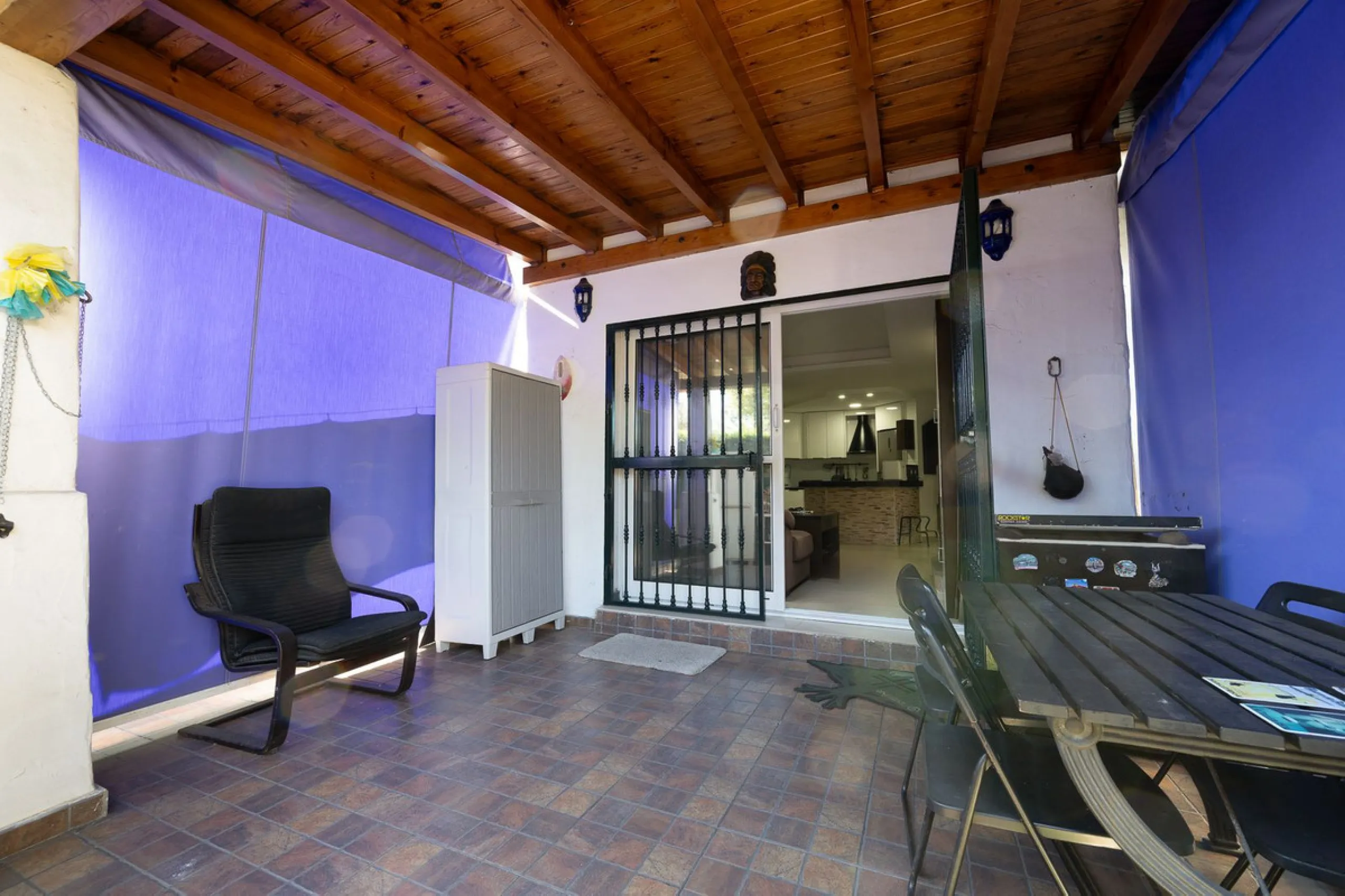 Beautifully Refurbished 2-Bedroom Apartment Located in the heart of Calahonda within the highly sought-after Centro Comercial El Zoco area, this beautifully refurbished 2-bedroom, 1-bathroom apartment offers the perfect blend of comfort, style, and conven